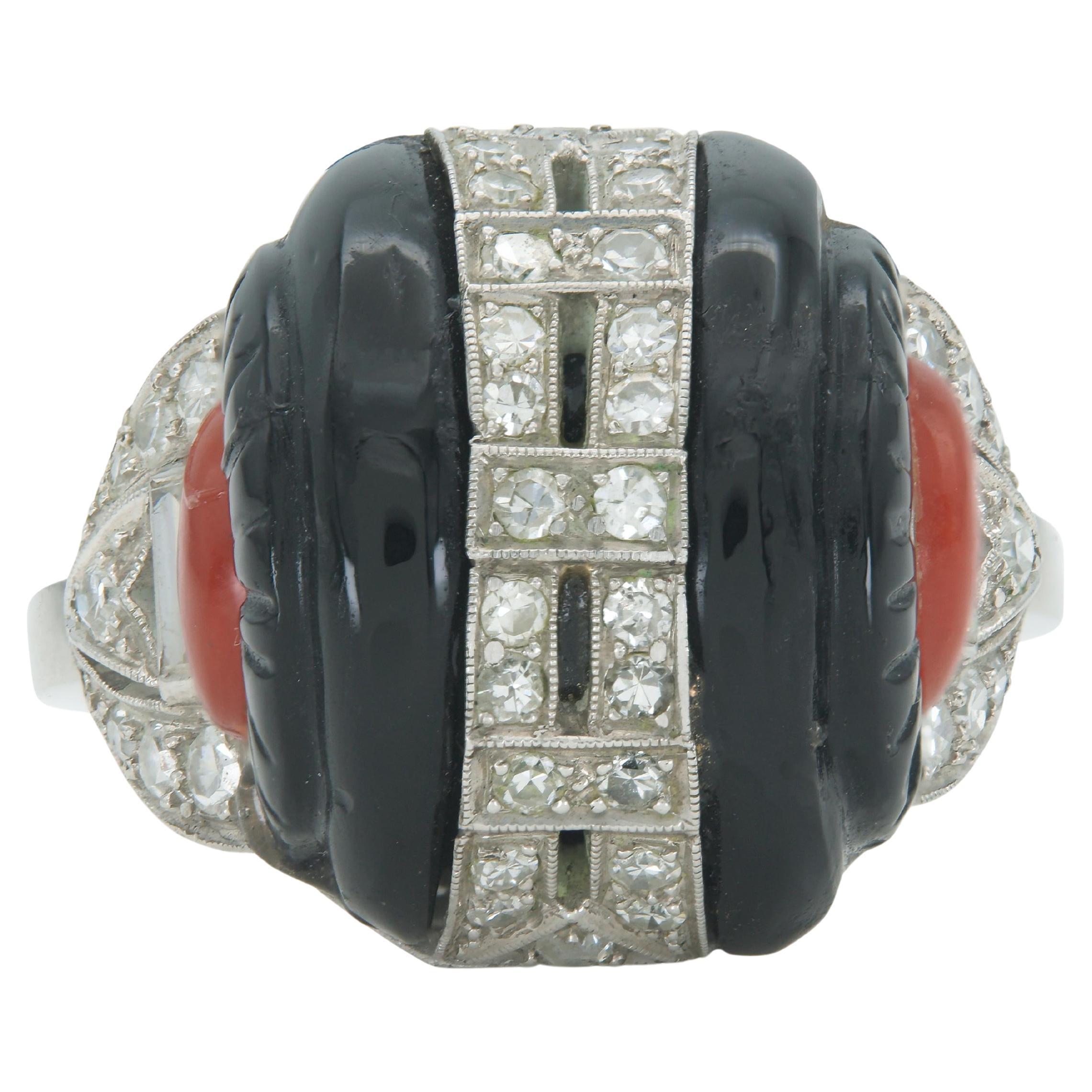 Antico anello Art Carved anni 
20 con onice nero e corallo intagliato e diamanti