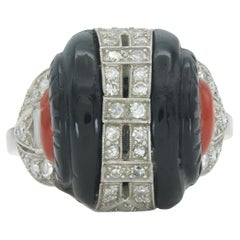 Antico anello Art Carved anni 
20 con onice nero e corallo intagliato e diamanti