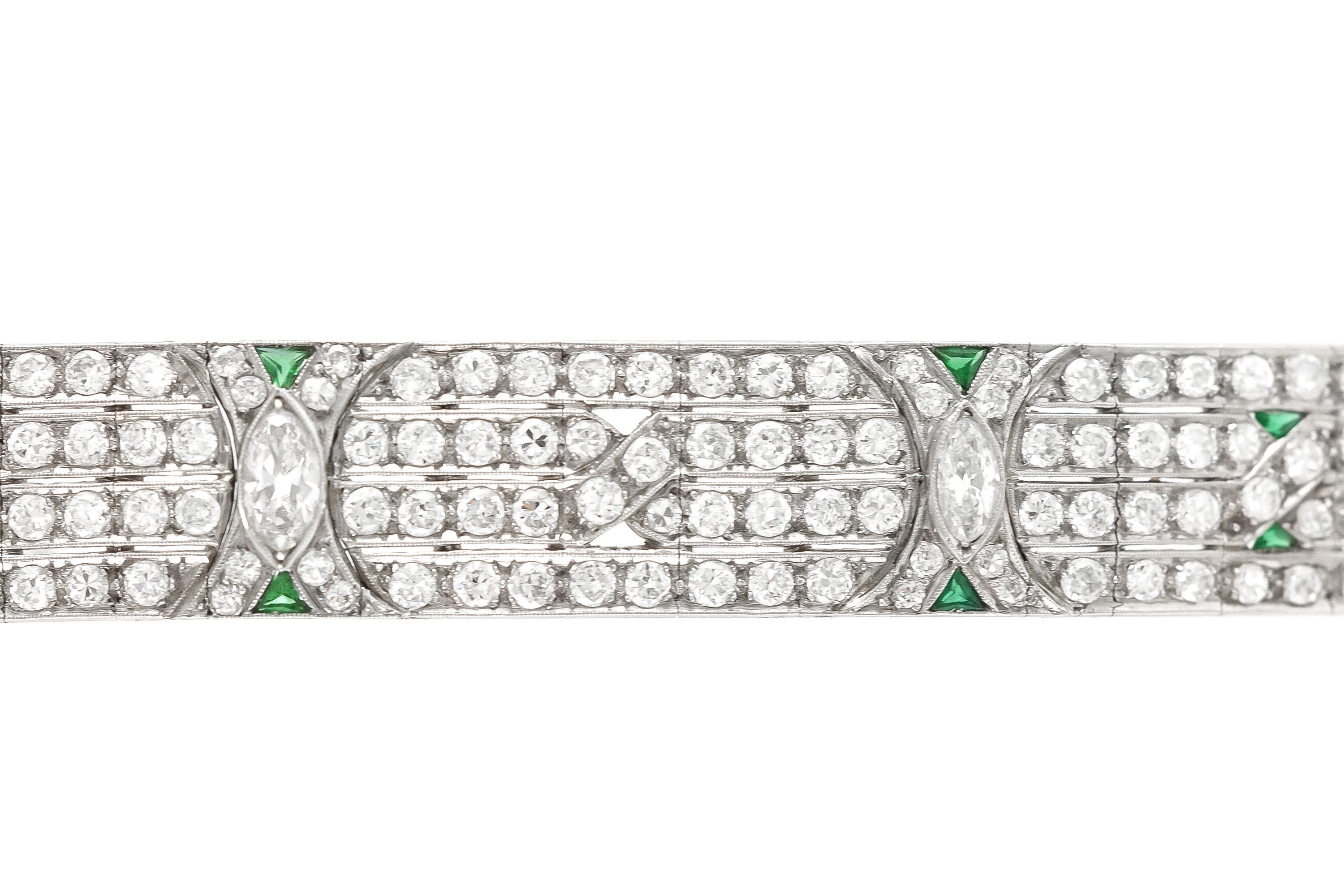 Finement réalisé en platine avec des diamants de taille Marquise et Vieux Europe pesant un total d'environ 20,00 carats. Le bracelet est également orné d'émeraudes taillées en trillion.
Circa 1920s
7 pouces