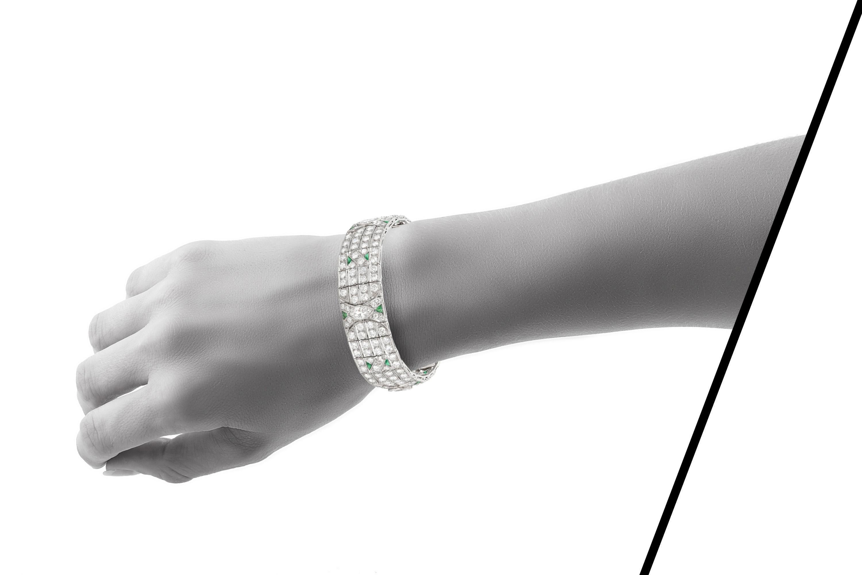 Bracelet Art déco ancien des années 1920 avec diamants et émeraudes Bon état - En vente à New York, NY