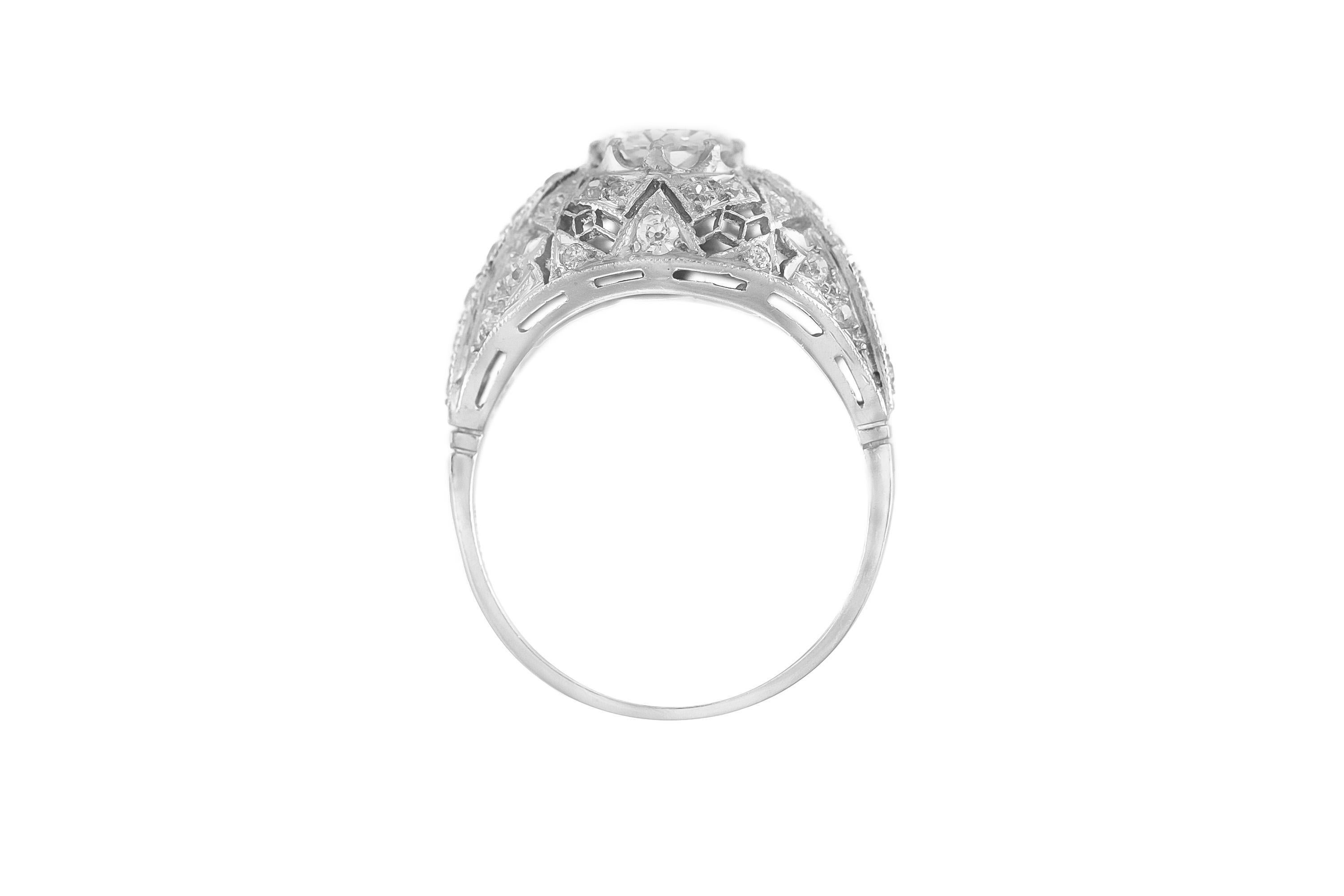Fein in Platin gefertigt, mit einem Mittelstein aus Diamanten im alten europäischen Schliff mit einem Gewicht von ca. 1,00 Karat und runden Diamanten im Brillantschliff mit einem Gesamtgewicht von ca. 1,12 Karat.
Signiert von Tiffany & Co.
CIRCA