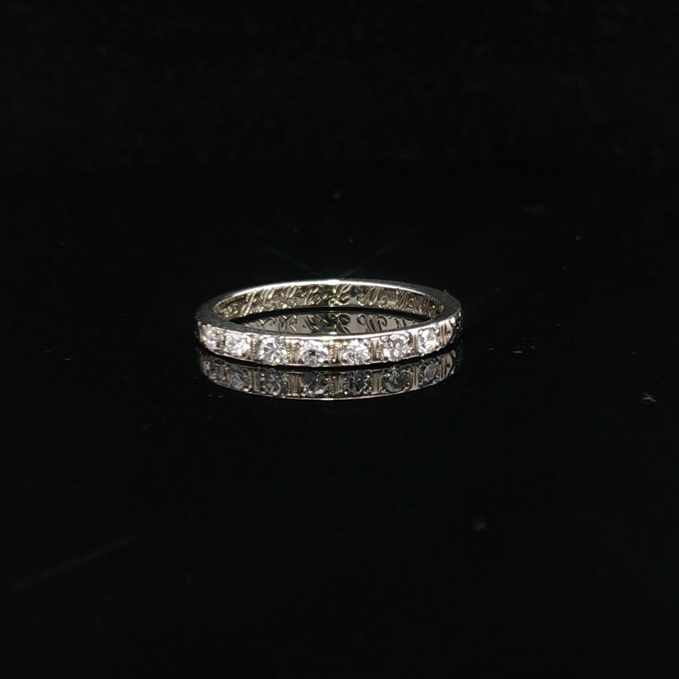 --Stein(e):--
(7) Natürliche Echte Diamanten - Alter Einzel- und Minenschliff - Pave Set - Schöne weiße Brillanten - 0,15ctw (ca.)

MATERIAL: Massives 18k Weißgold
Gewicht: 2 Gramm
Ringgröße: 5.5 (passt auf einen Finger, der Ring kann nicht