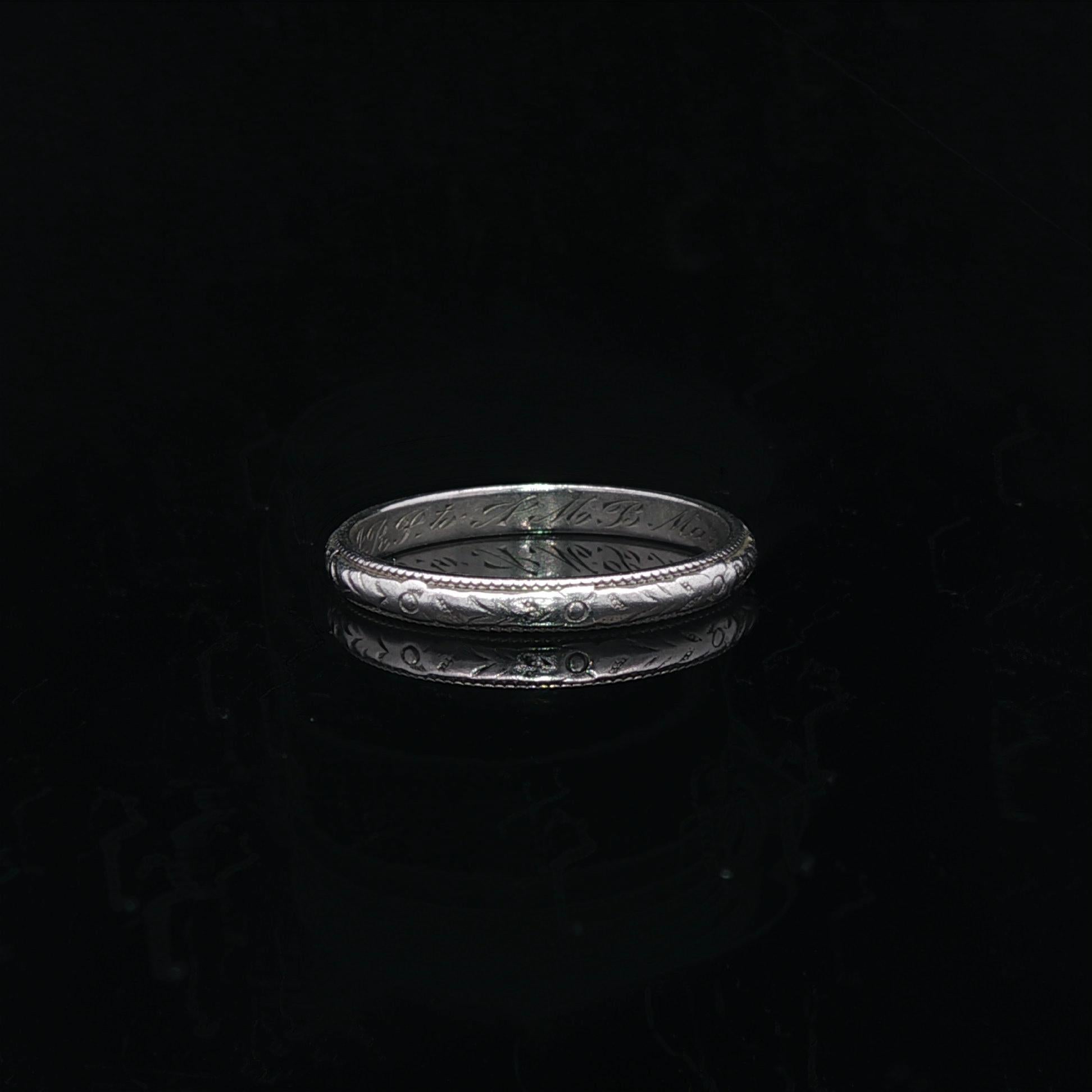 Matériau : Platine massif 
Poids total :  2.25 grammes
Largeur totale : 2,3 mm (haut de l'anneau - du nord au sud)
Hauteur totale : 1.4 mm à partir du doigt
Taille : 5.5 (ajustée sur un doigt, la bague ne peut pas être dimensionnée)
Condition : Arte