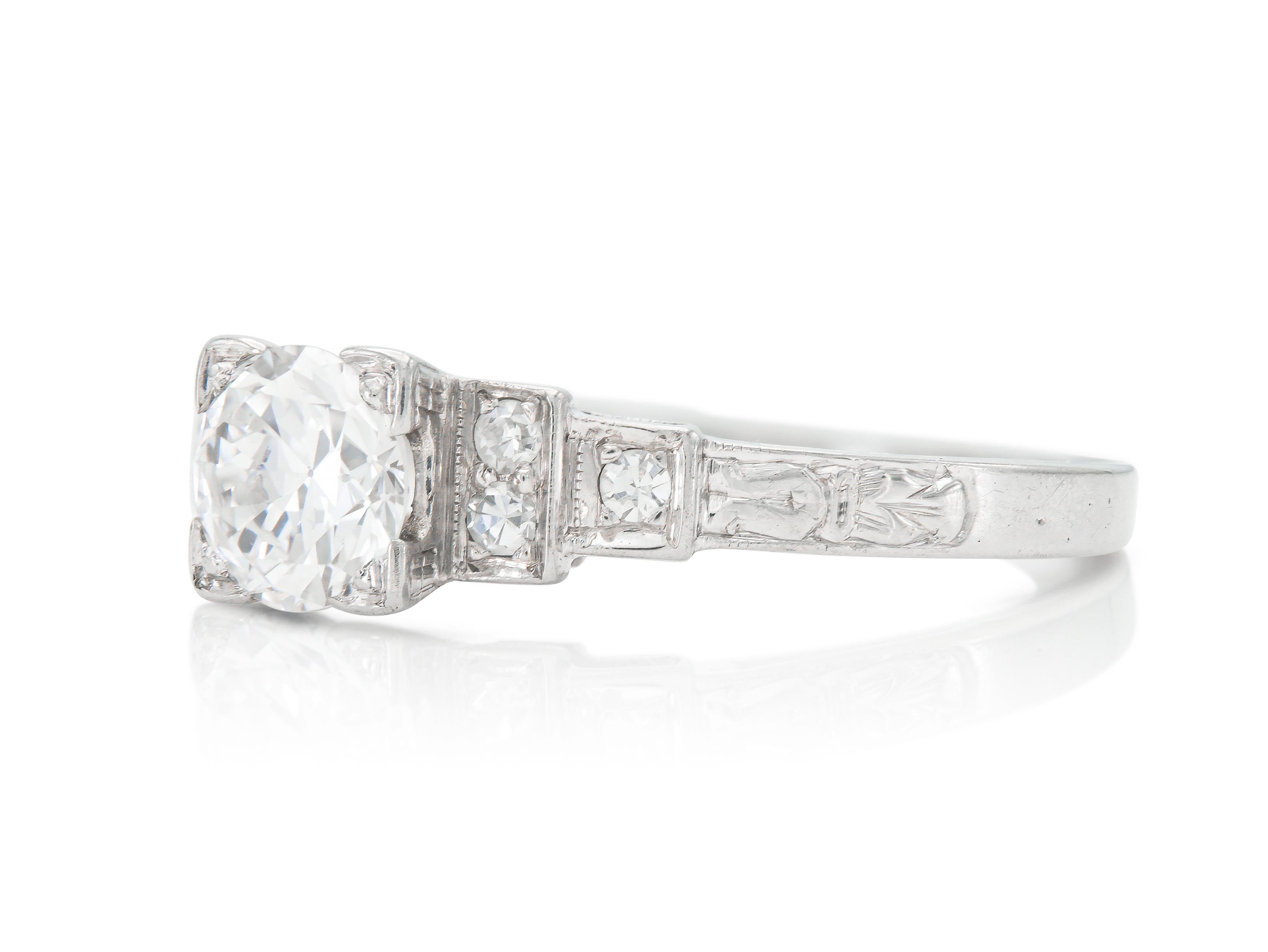 Finement réalisée en or blanc 18k avec un diamant central de taille européenne ancienne pesant environ 0,50 carat et des diamants de taille unique pesant environ 0,30 carat au total.
Circa 1930s
Taille 6, redimensionnable