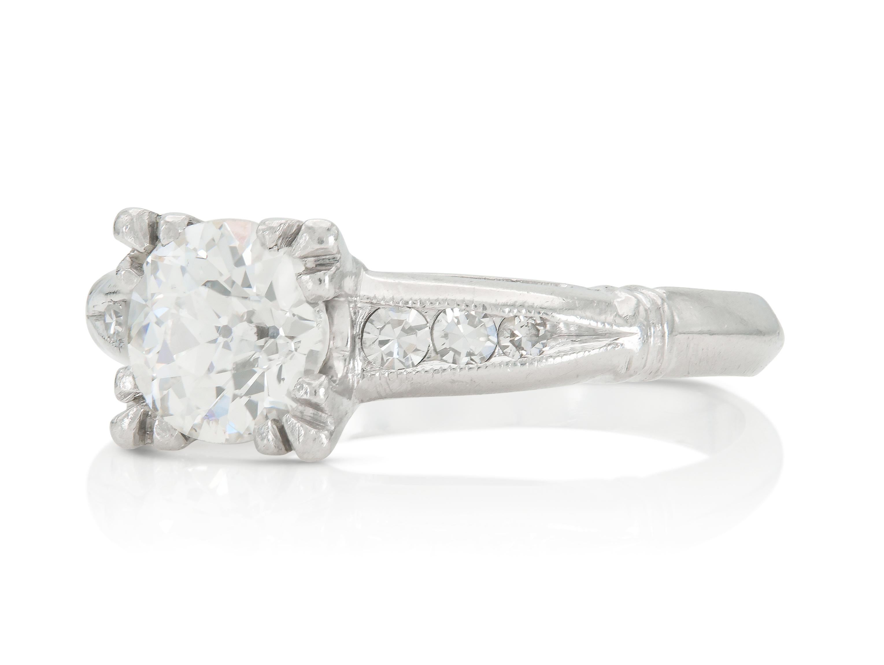 Finement réalisée en platine avec un diamant central de taille européenne ancienne pesant environ 0,60 carat et des diamants de taille unique pesant environ 0,25 carat au total.
Circa 1930s
Taille 4 1/2, redimensionnable