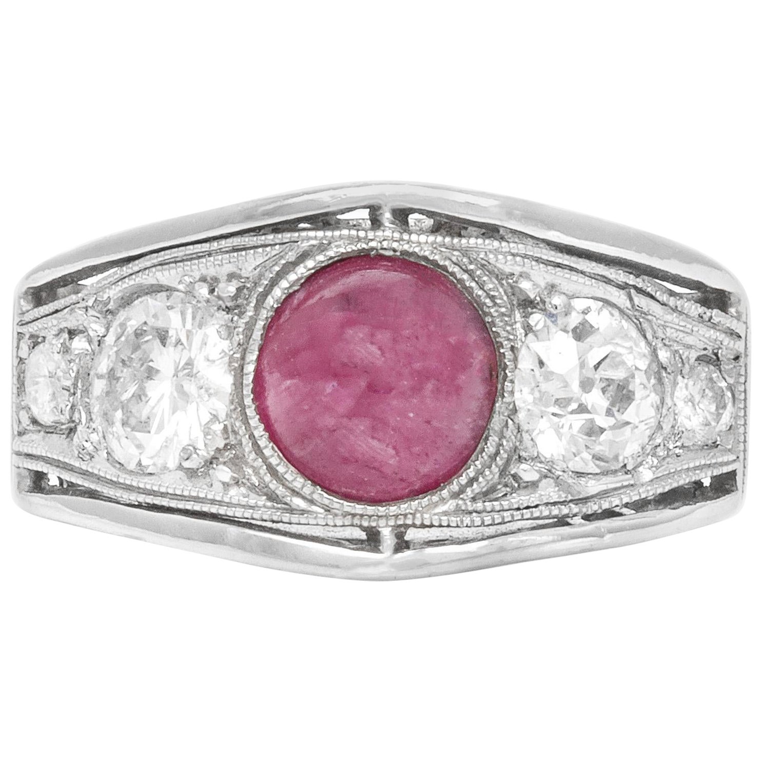 Bague Art déco des années 1930 avec rubis cabochon de 0,80 carat et diamants de 1,30 carat