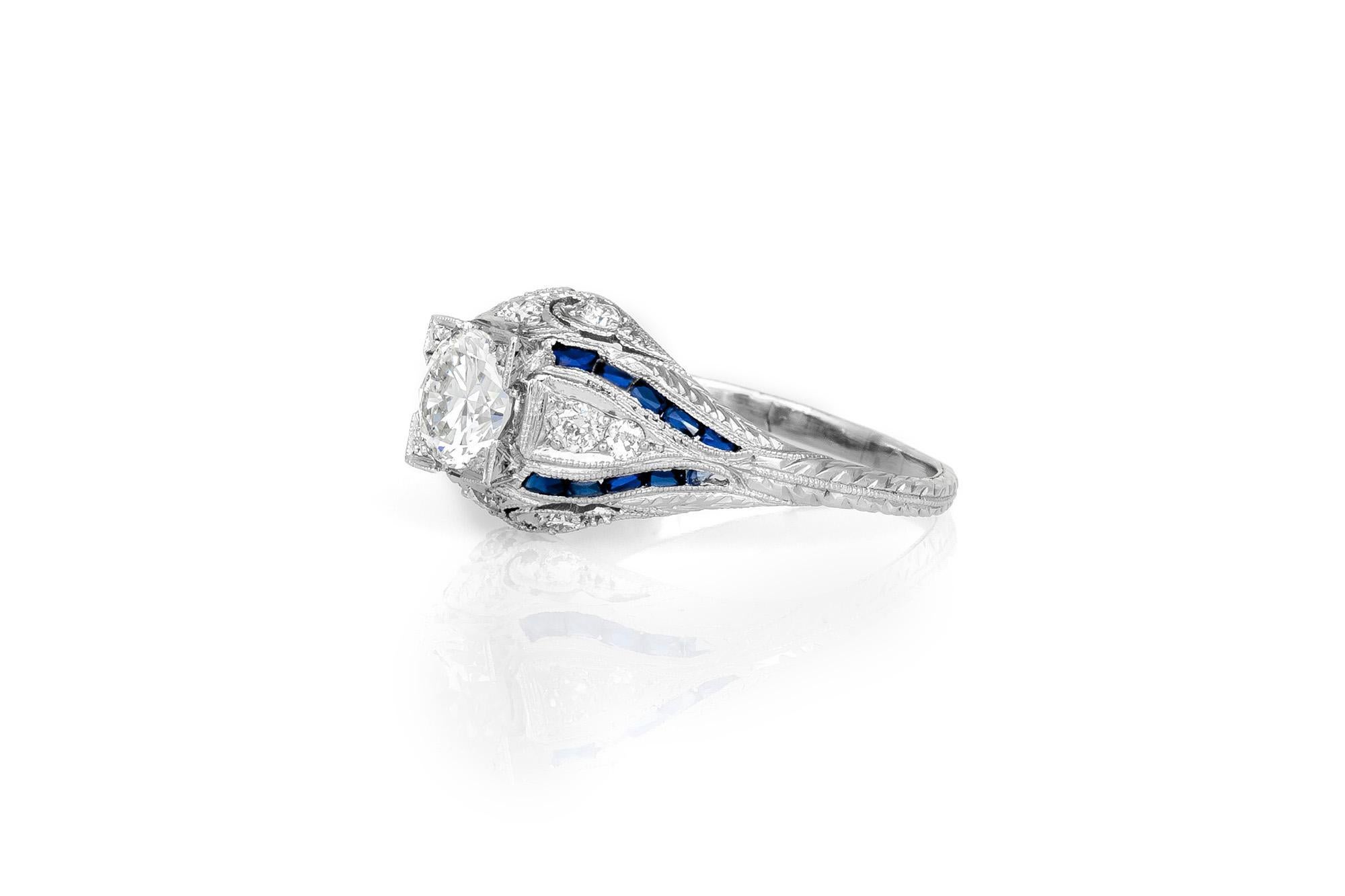 Platine finement travaillé avec un diamant central de taille européenne ancienne pesant environ 0,80 carat, couleur H, pureté SI.
La bague est ornée de saphirs de taille française pesant au total environ 0,40 carat et de petits diamants de taille
