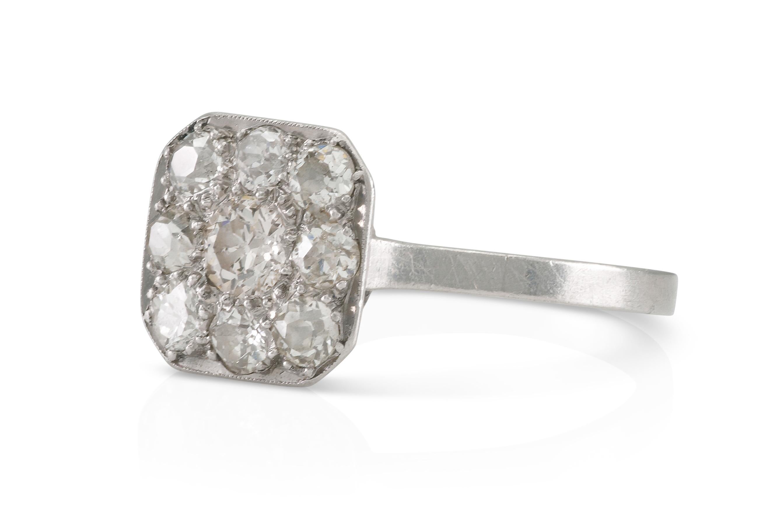 Finement réalisé en platine avec des diamants de taille européenne ancienne pesant environ 1,00 carat au total.
Circa 1930s
Taille 6, redimensionnable