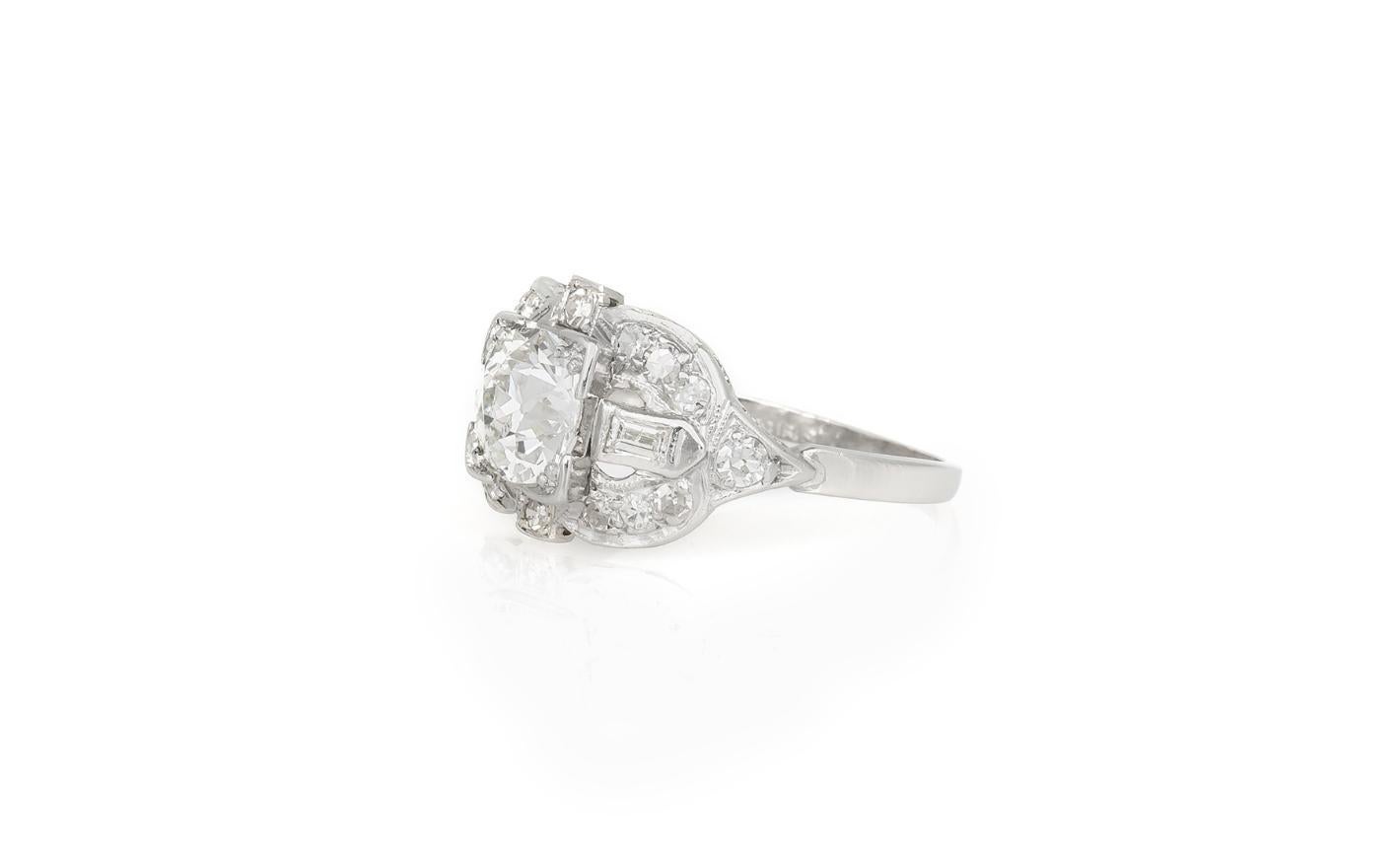 Finement réalisé en platine, avec un diamant central de taille européenne ancienne pesant environ 1,00 carat, de couleur G et de pureté VS2.
La bague est ornée de diamants baguette et de diamants à taille unique pesant au total environ 0,50