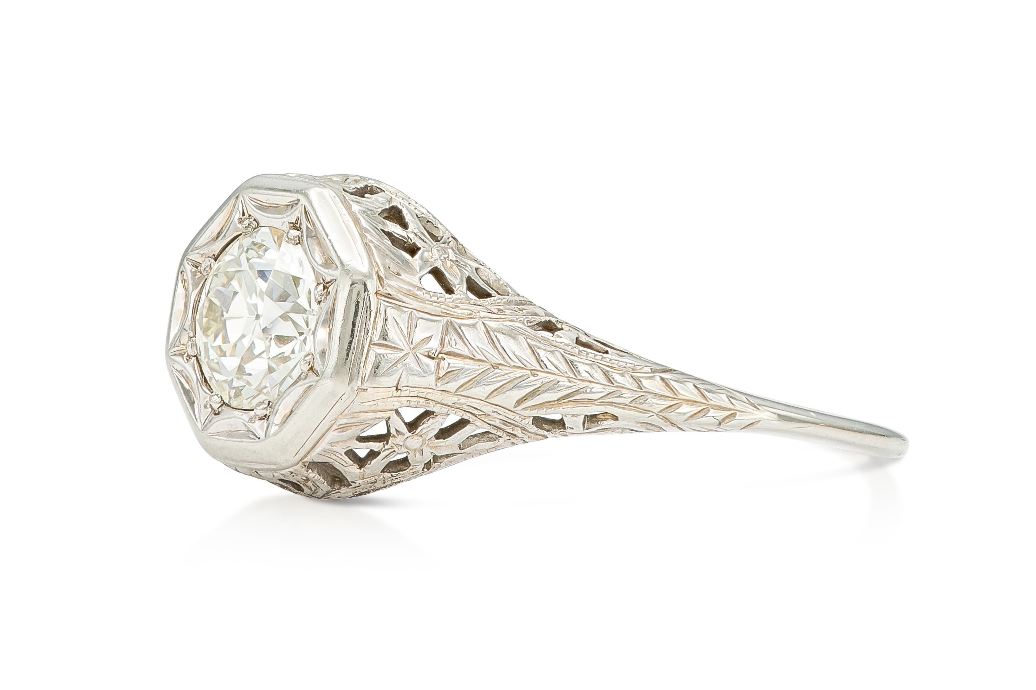 Finement réalisé en platine avec un diamant de taille européenne ancienne pesant environ 1,00 carat, de couleur J, pureté VS.
Circa 1930s
Taille 9, redimensionnable