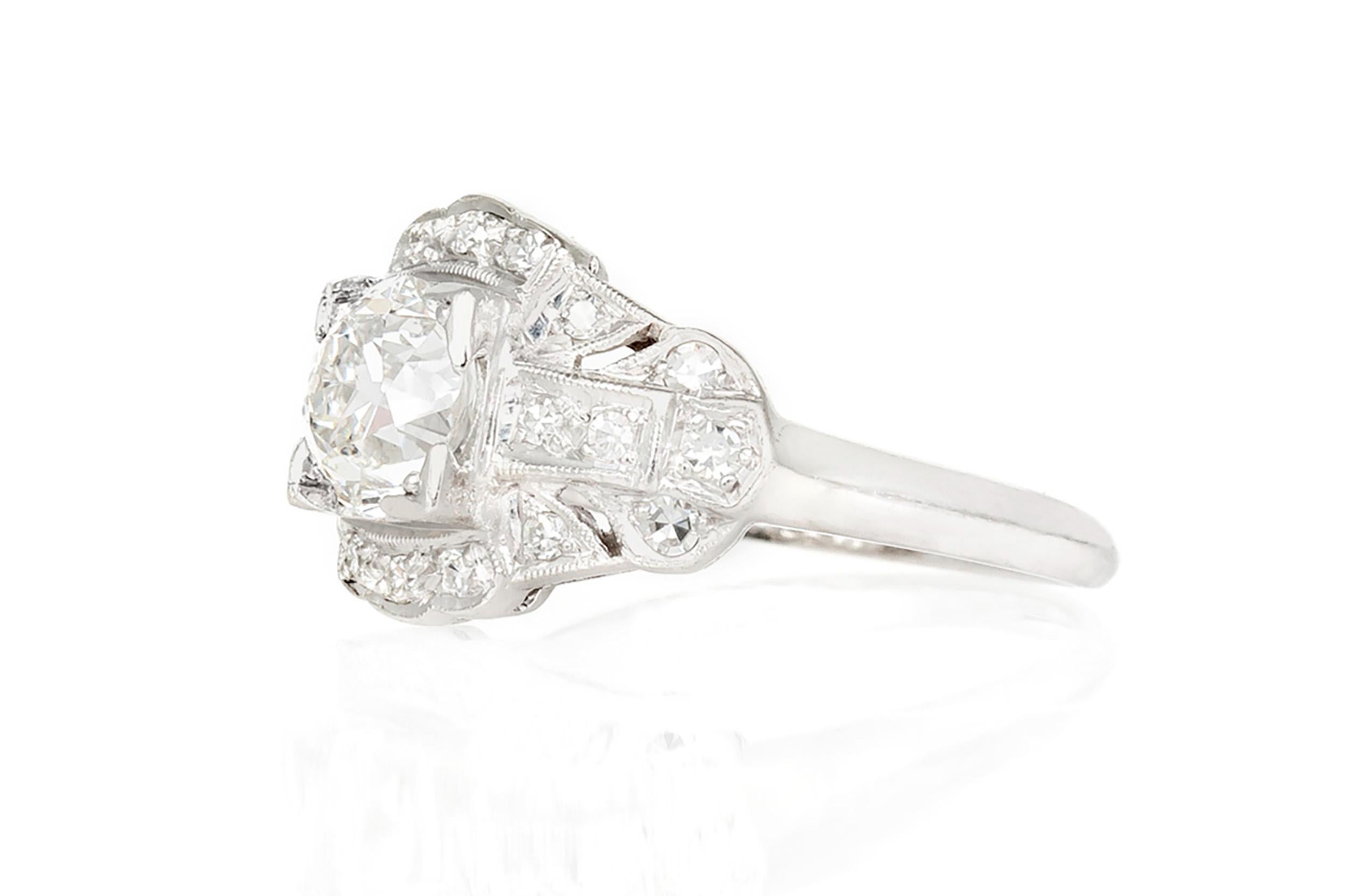 Finement réalisé en platine avec un diamant certifié GIA de taille ancienne européenne pesant 1,08 carats, couleur H, pureté VS2, GIA #2131329831.
La bague est ornée de petits diamants de taille unique pesant au total environ 0,30 carat.
Circa