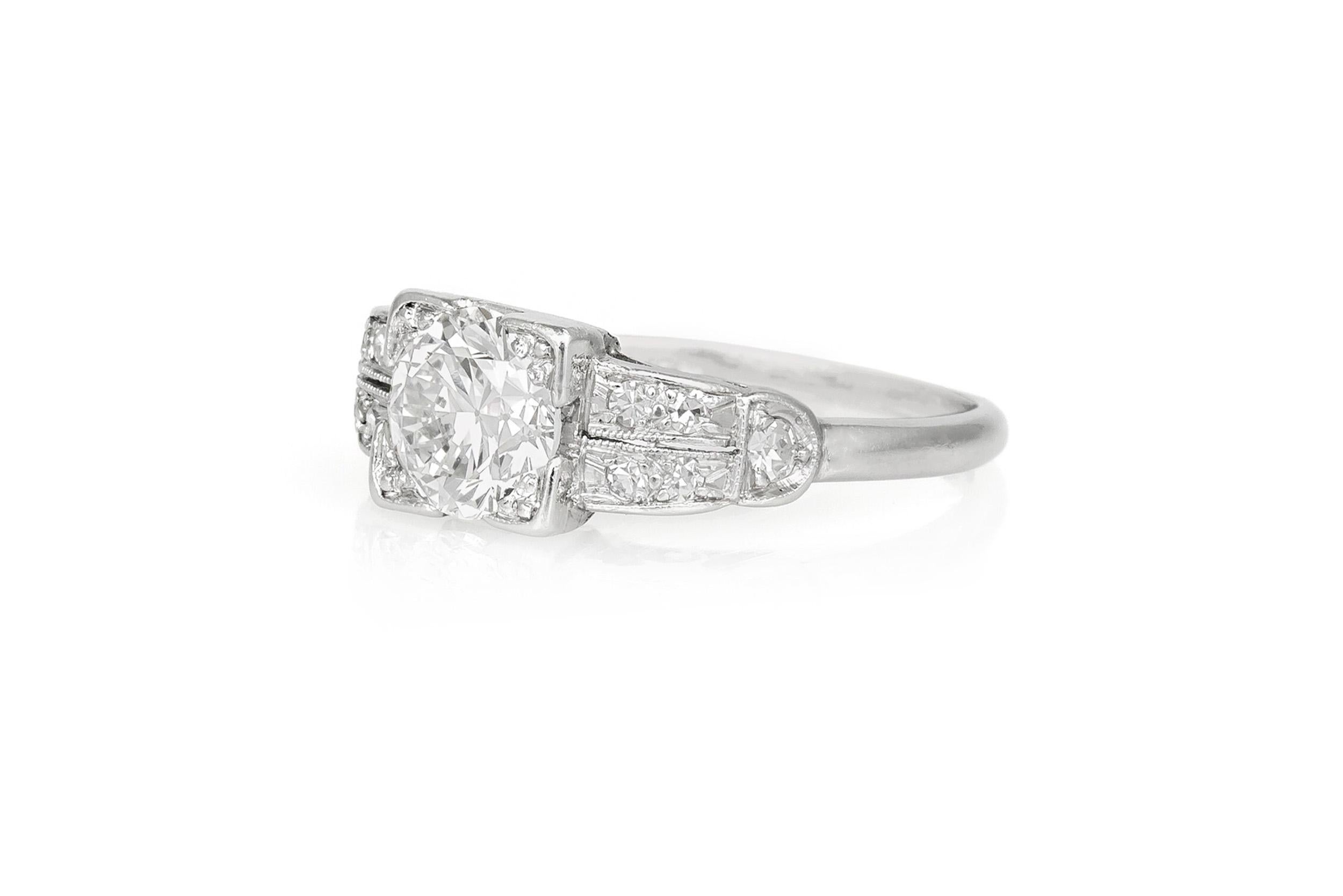 Finement travaillée en platine avec un diamant de taille européenne ancienne pesant environ 1,10 carats, couleur I, pureté VS2.
La bague est ornée de diamants d'un poids total d'environ 0,25 carat. 
Circa 1930s
Taille 6, redimensionnable