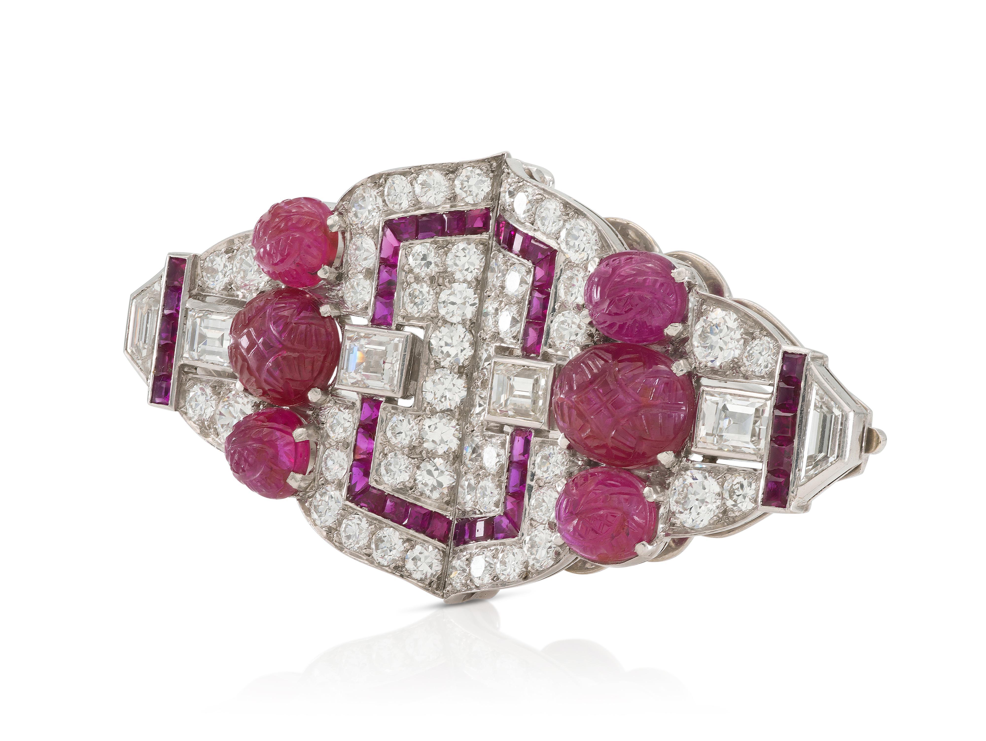 Finement réalisée en platine avec 6 rubis sculptés pesant environ 10,00 carats au total, 38 rubis de taille carrée pesant environ 2,00 carats au total, 4 diamants de taille baguette pesant environ 1,60 carat au total, 52 diamants de taille vieille