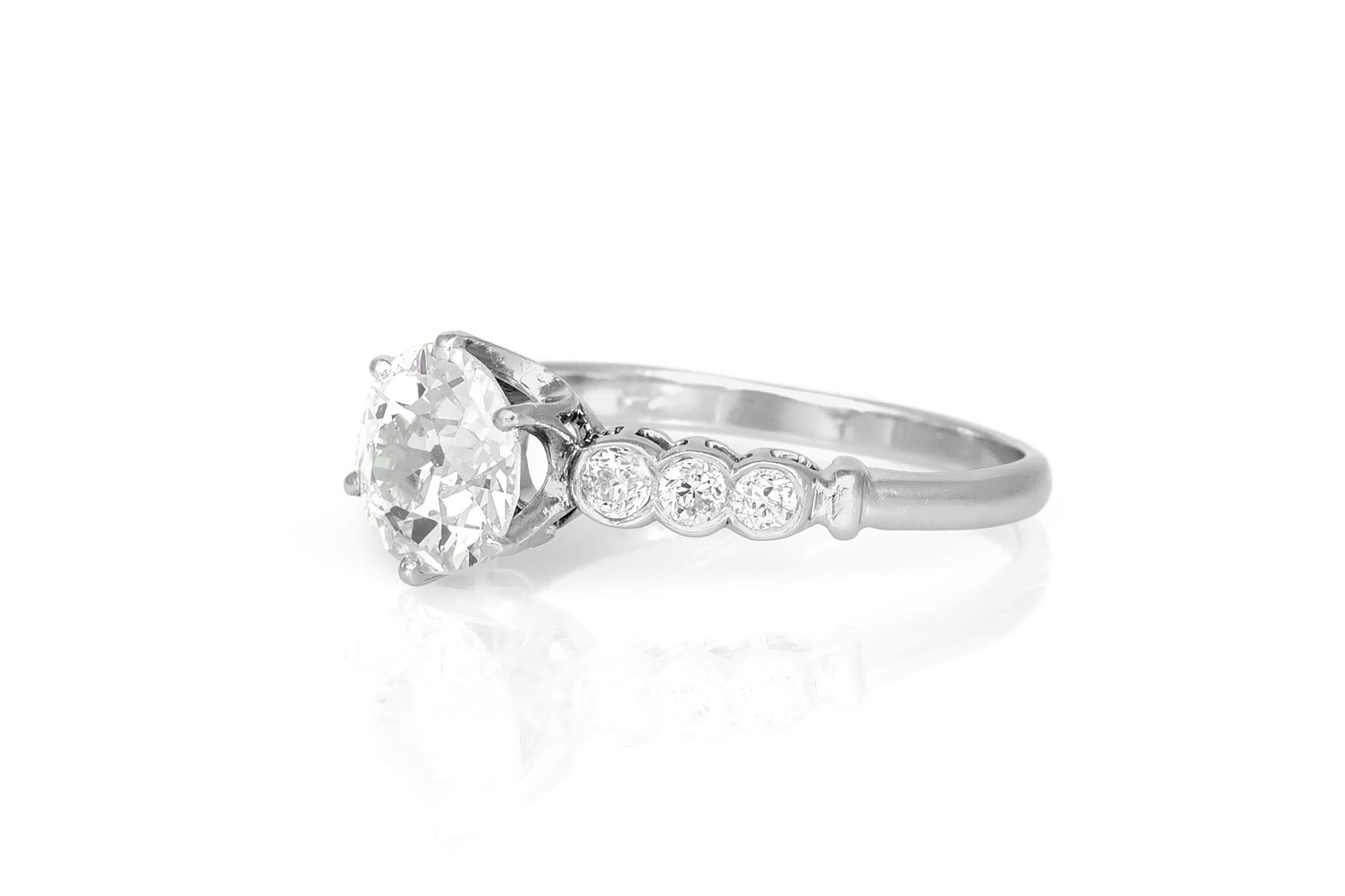 Finemente realizzato in platino con un diamante taglio vecchio europeo certificato GIA del peso di 1,25 carati, colore K, purezza SI1, GIA #2141659632.
L'anello presenta 6 diamanti taglio vecchio europeo per un peso totale di circa 0,30