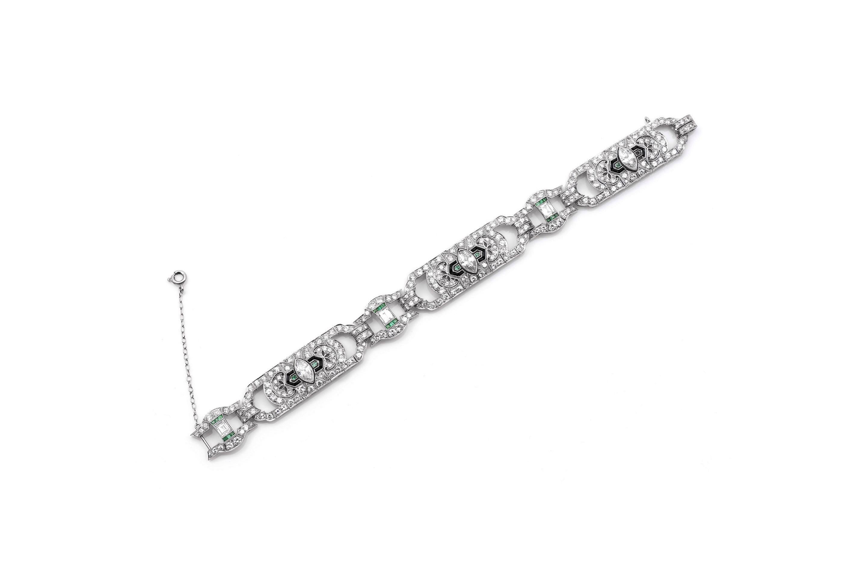 Finamente elaborada en platino con 3 Diamantes talla marquesa que pesan aproximadamente un total de 2,00 quilates, 3 Diamantes talla esmeralda que pesan aproximadamente un total de 1,50 quilates y Diamantes talla vieja europea que pesan