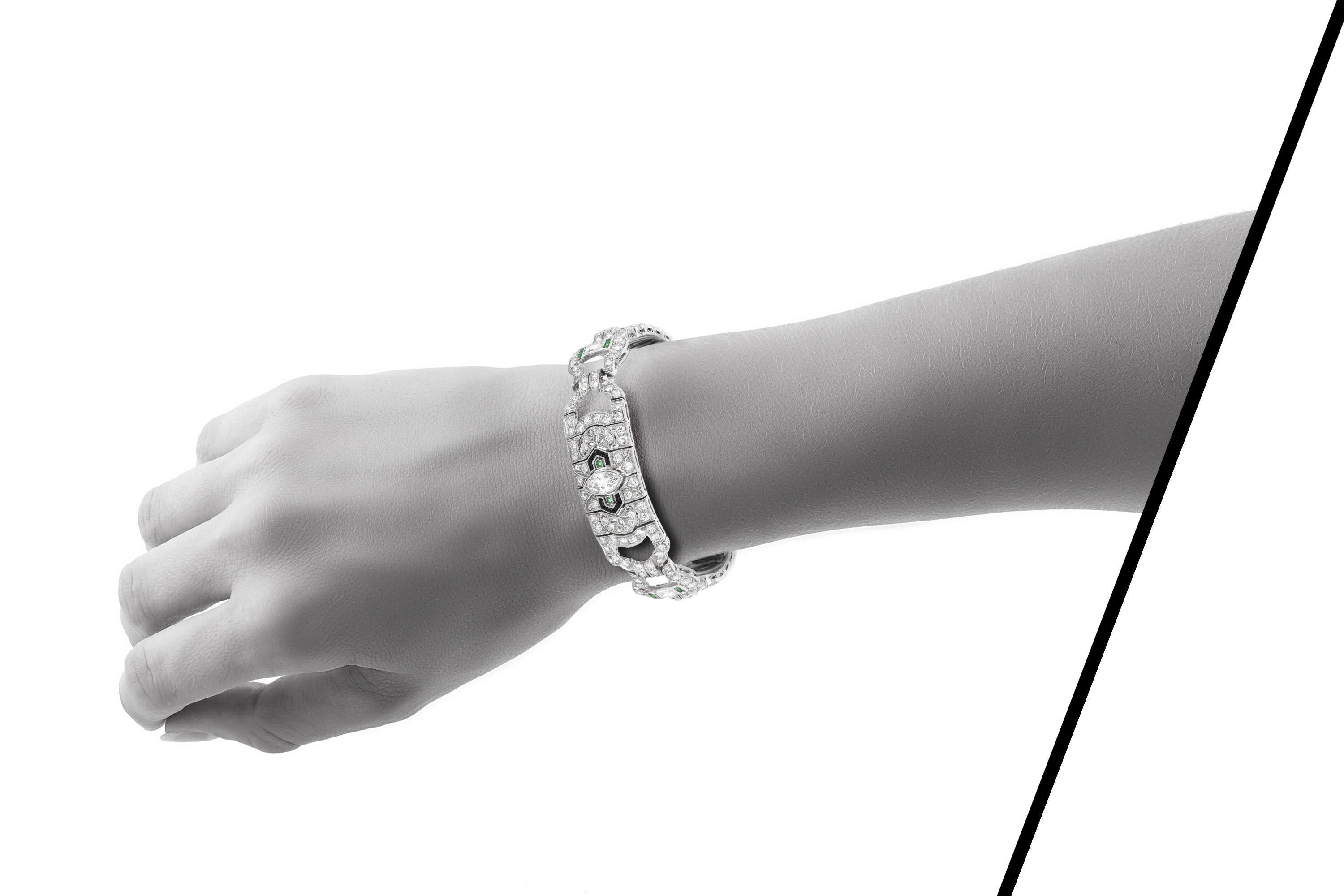 Antiguo Art Decó Años 30 Pulsera de diamantes de 13,50 quilates con esmeraldas y ónice en Bueno estado para la venta en New York, NY