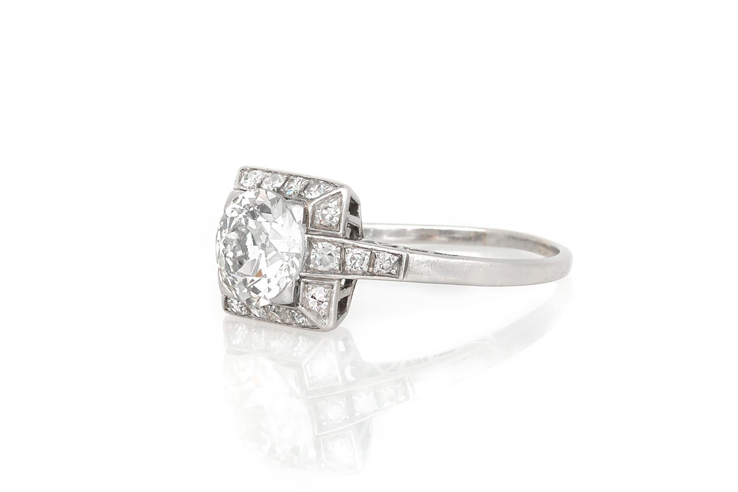 Finement réalisée en platine avec un diamant central de taille européenne ancienne pesant environ 1,40 carat.
La bague comporte 0,80 carat de diamants supplémentaires sur la monture.
Circa 1930s
Taille 7 1/4, redimensionnable