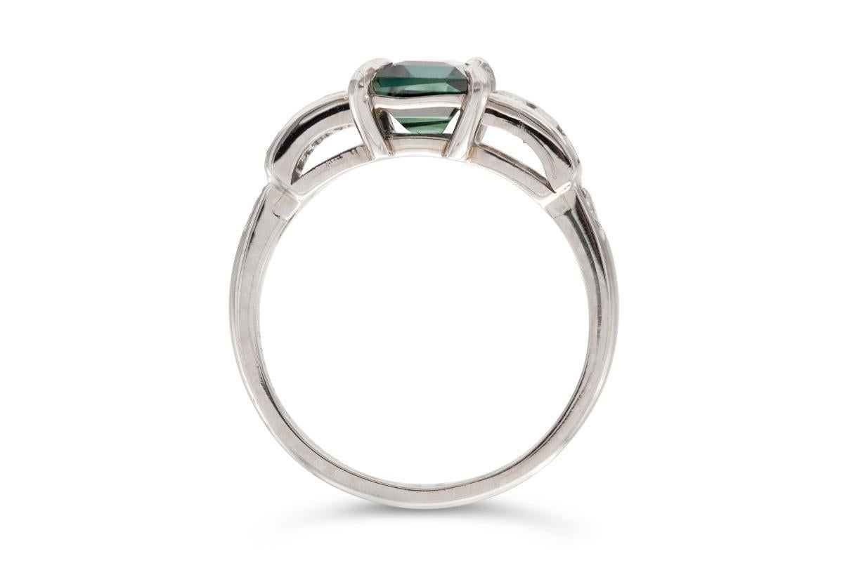 Antique Art Deco 1930s 1.50 Carat Green Sapphire Ring with Diamonds In Good Condition For Sale In New York, NY