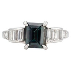 Antiguo Anillo Art Decó de 1930 de 1,50 quilates de zafiro verde con diamantes