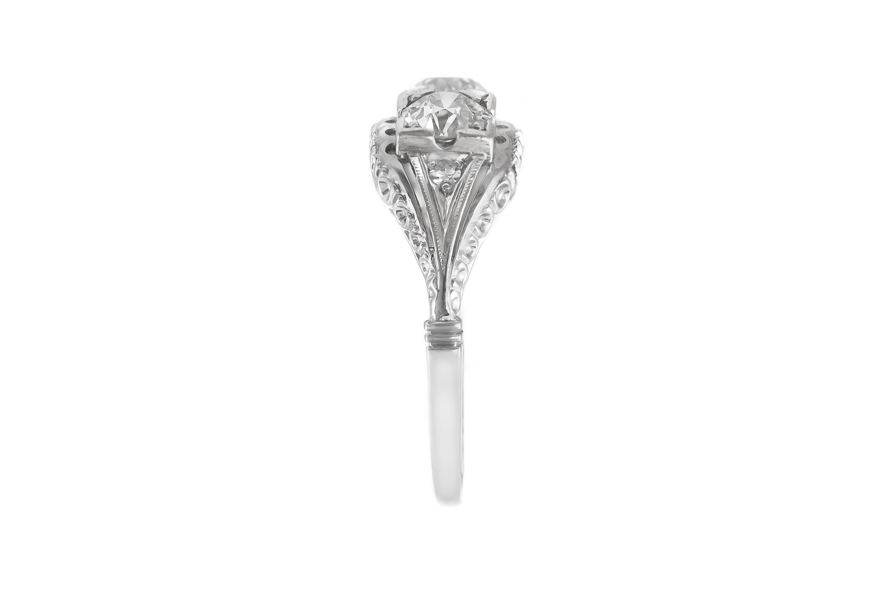 Finement réalisée en platine avec trois diamants de taille ancienne européenne pesant au total environ 1,50 carat, et deux diamants de taille unique.
Circa 1940s
Taille 7 1/4, redimensionnable