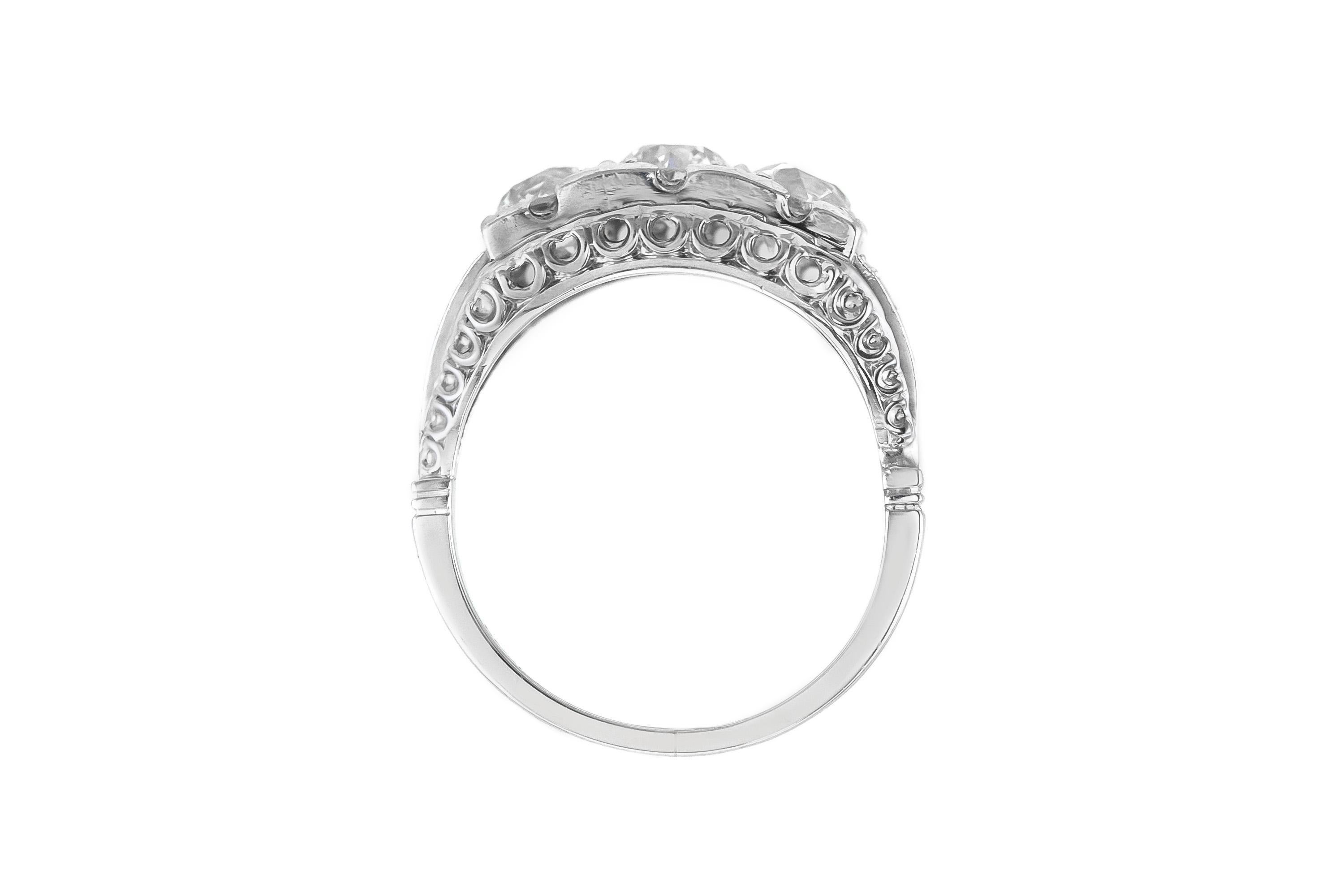 Taille vieille Europe Bague Art déco ancienne des années 1930 à trois pierres avec diamant taille européenne ancienne de 1,50 carat en vente