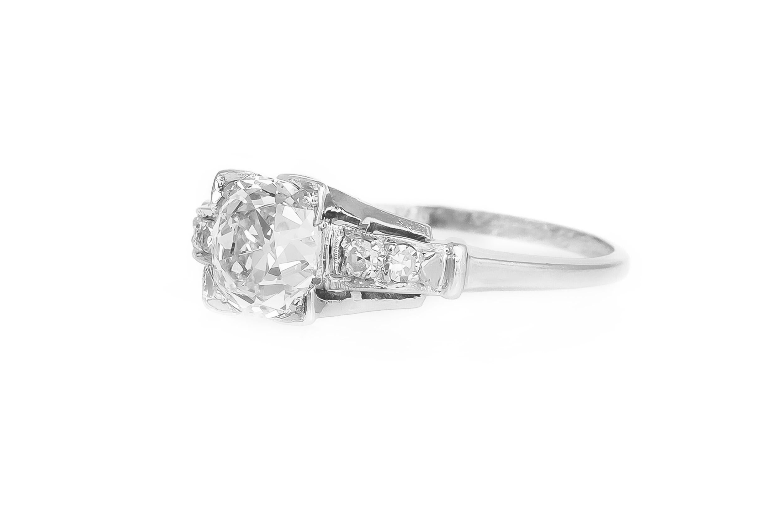 Fein in Handarbeit in Platin mit einem GIA-zertifiziert Old Mine geschnitten Diamant mit einem Gewicht von 1,56 Karat, I Farbe, SI1 Klarheit, GIA # 5121926927.
Der Ring ist mit 4 Diamanten mit altem europäischem Schliff in der Fassung