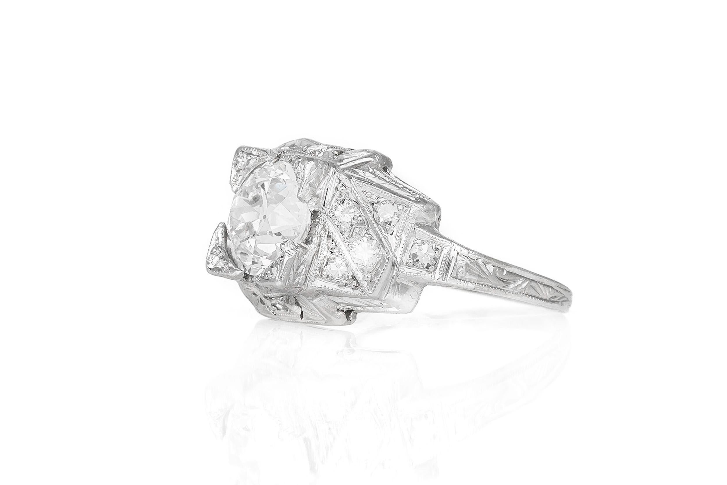 Finamente elaborado en platino con un Diamante central talla Vieja Europea de 1,57 quilates, color H, claridad SI1-SI2. 
El anillo presenta Diamantes adicionales en el engaste.
Alrededor de 1930
Talla 6, redimensionable