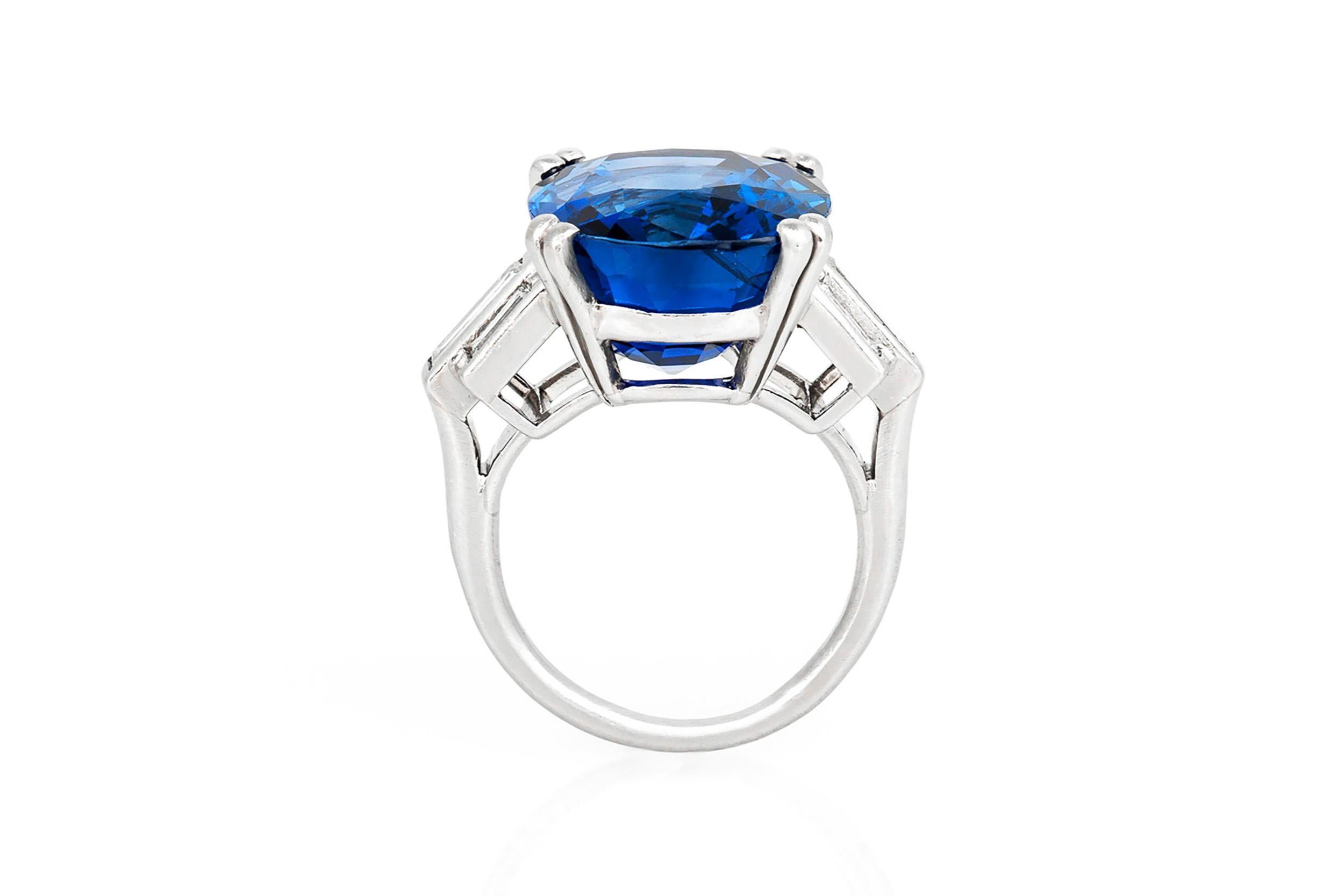 Antique Art Deco 1930s 17.13 Carat Ceylon Sapphire Ring with Diamonds In Good Condition For Sale In New York, NY