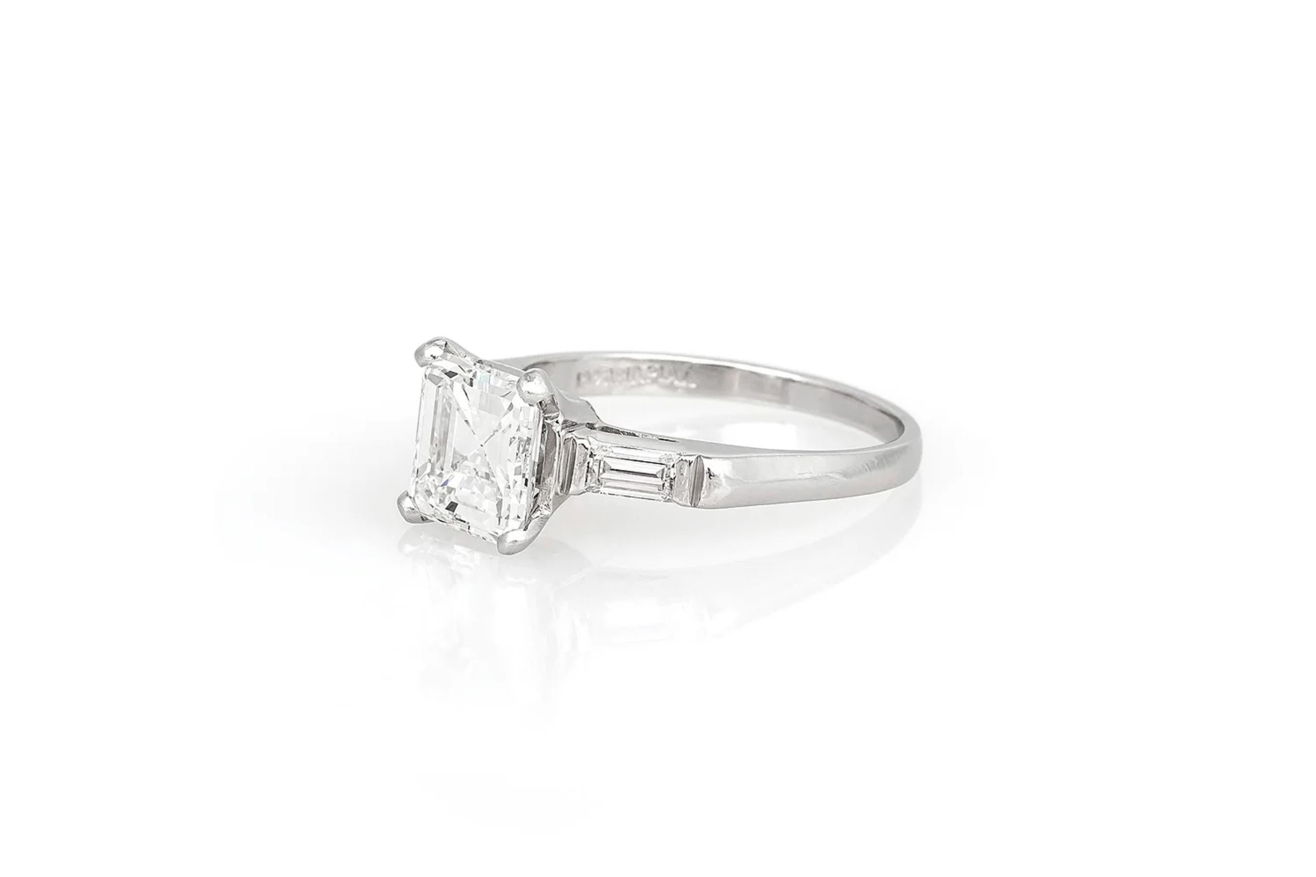 Finement réalisé en platine, le centre est orné d'un diamant carré de taille émeraude pesant 1,95 carat, de couleur H et de pureté VS1, rehaussé de deux diamants baguettes sur les côtés.
Circa 1930s
Taille 7, redimensionnable