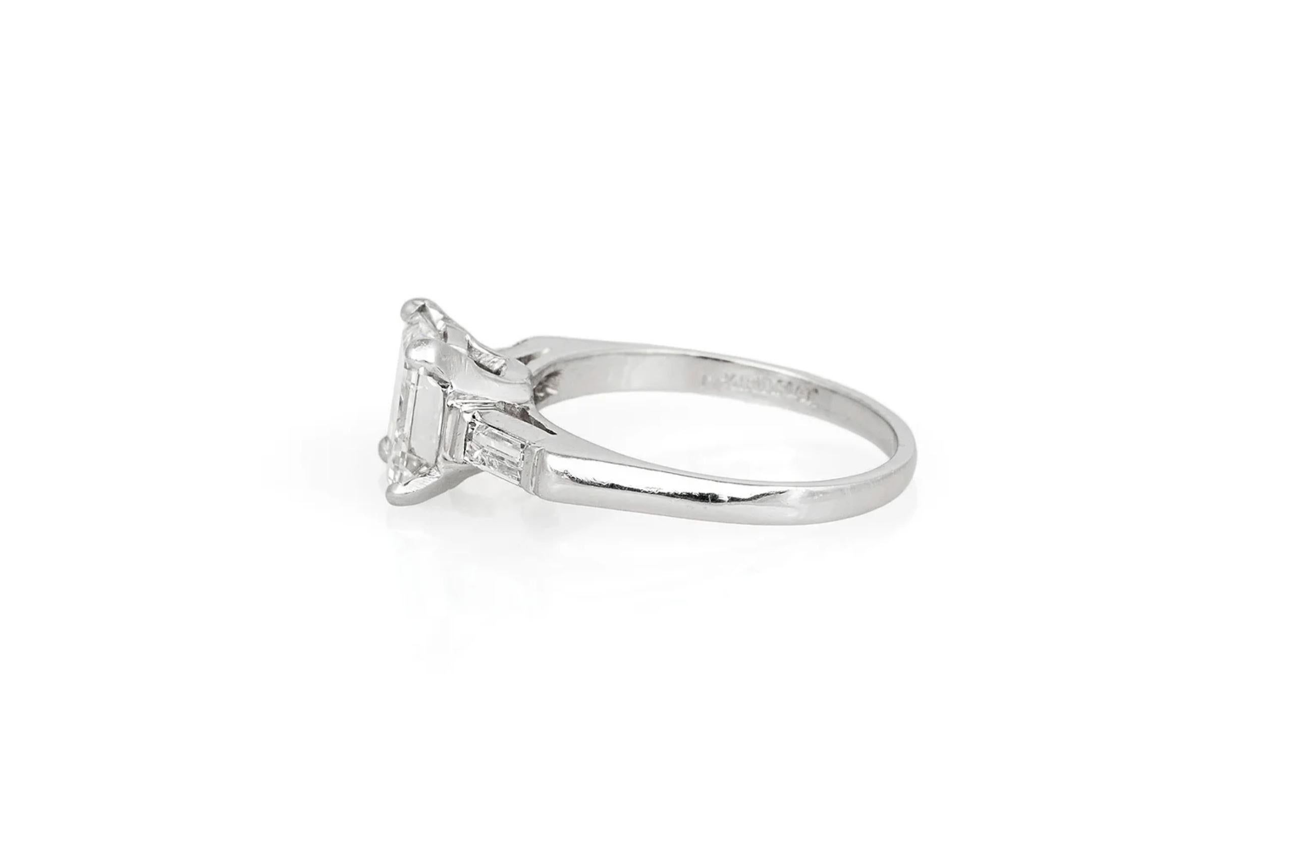 Taille carrée Bague de fiançailles Art déco ancienne des années 1930 avec diamant carré taille émeraude de 1,95 carat en vente