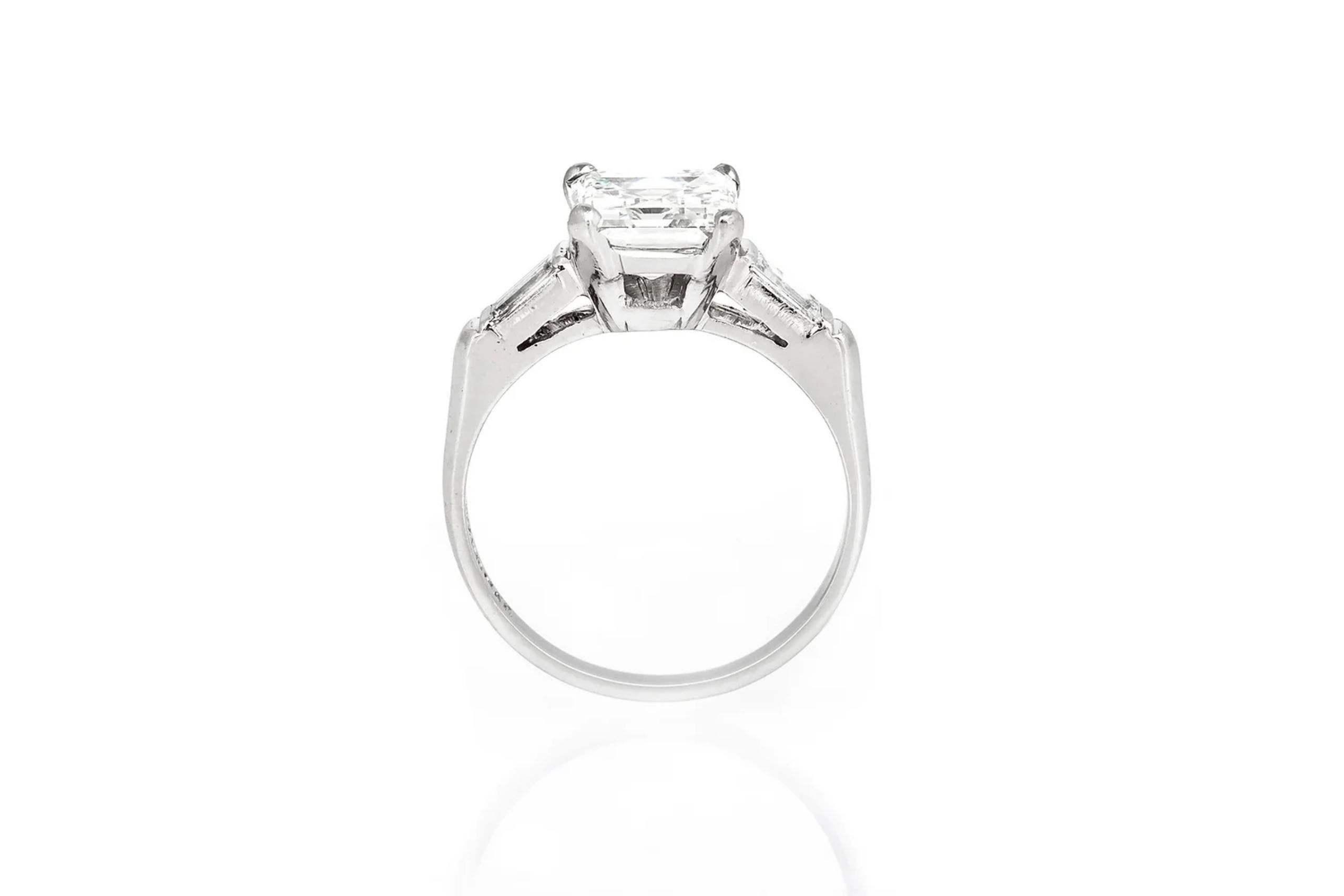 Bague de fiançailles Art déco ancienne des années 1930 avec diamant carré taille émeraude de 1,95 carat Bon état - En vente à New York, NY