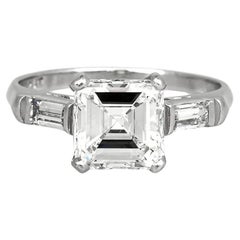 Bague de fiançailles Art déco ancienne des années 1930 avec diamant carré taille émeraude de 1,95 carat