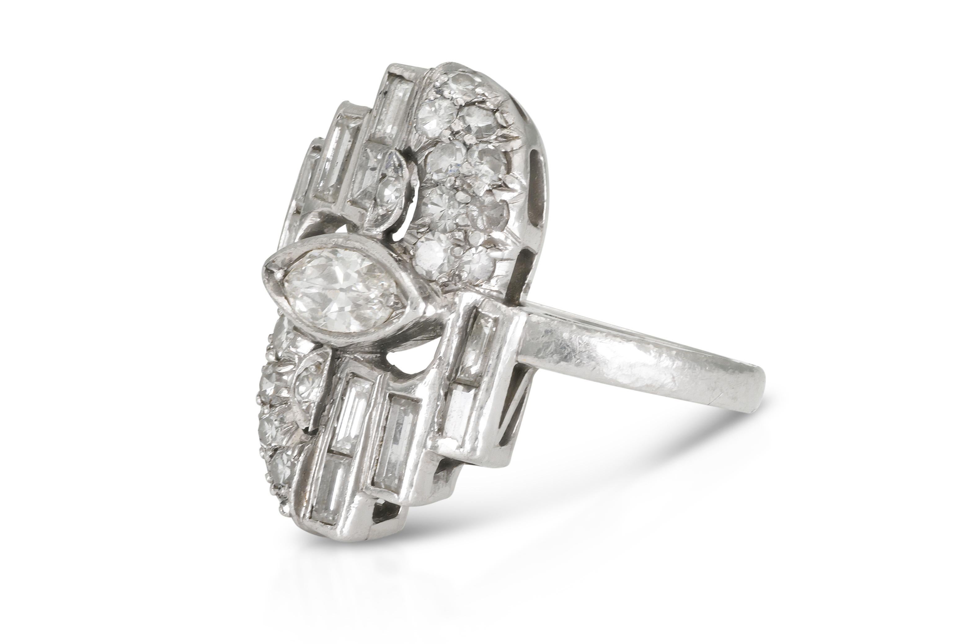 Finement réalisé en platine avec au centre des diamants de taille Marquise, Baguette et Simple pesant approximativement un total de 2,00 carats.
Circa 1930s
Taille 3 1/4, redimensionnable