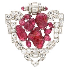 Broche ancienne Art déco des années 1930 avec rubis sculpté de 20,00 carats et diamants de 9,00 carats