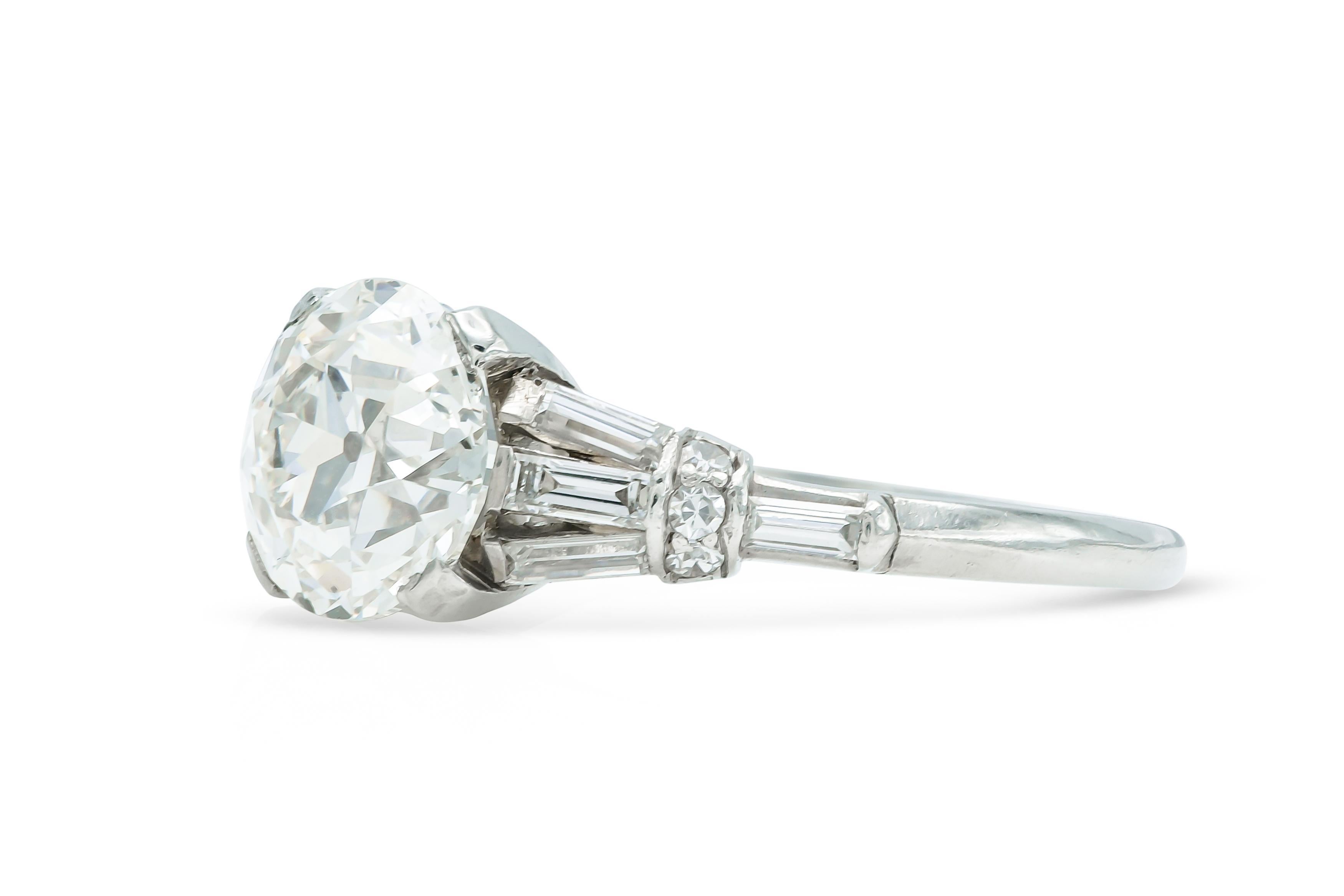Finement réalisé en platine avec un diamant certifié GIA de taille ancienne européenne pesant 2,03 carats, couleur J, pureté SI2, numéro GIA : 2225747200.
La monture est également ornée de plusieurs diamants baguettes et ronds.
Circa 1930s
Taille 5