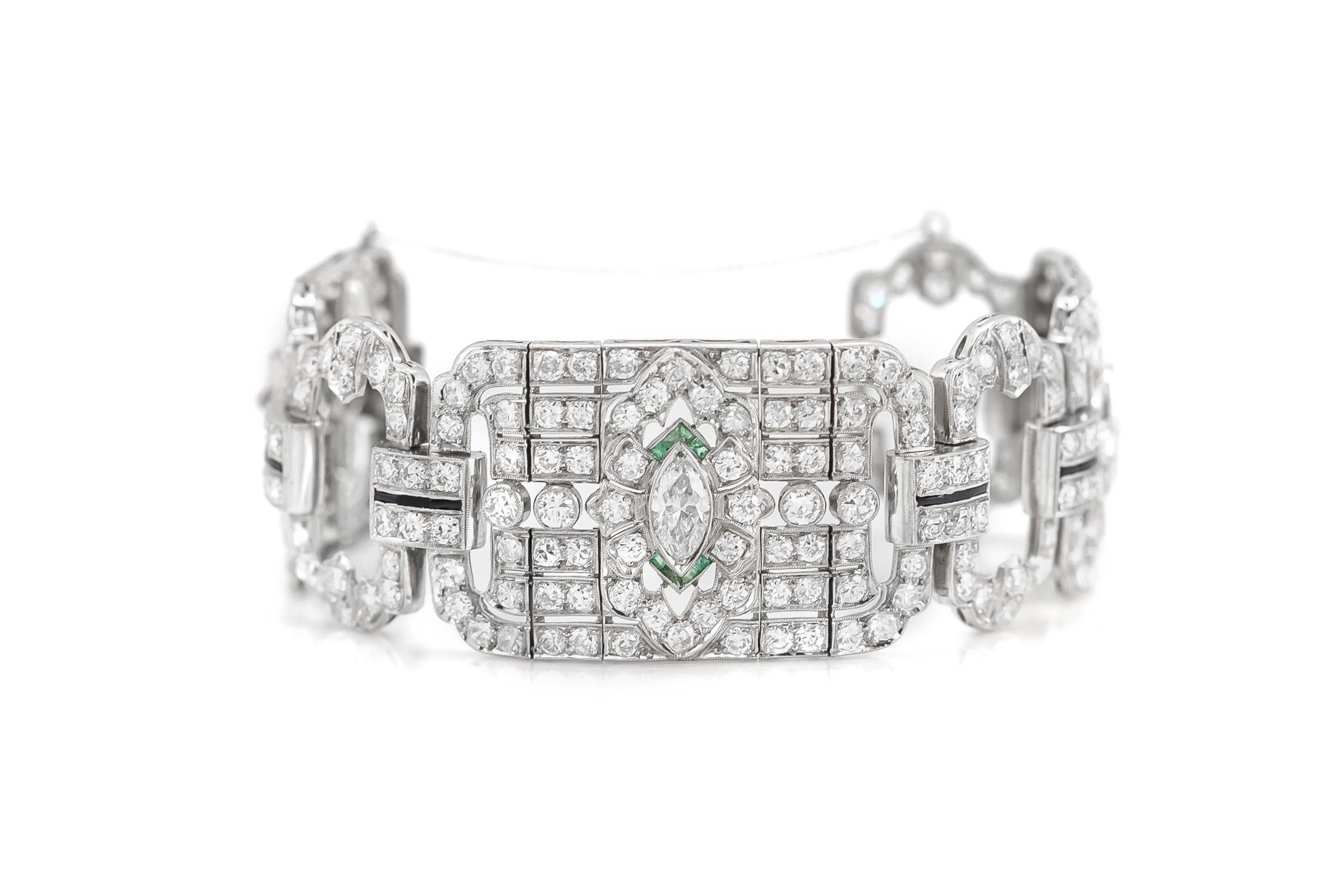 Finement réalisé en platine avec 3 diamants de taille Marquise pesant au total environ 2,00 carats, et des diamants de taille européenne ancienne pesant au total environ 20,00 carats.
Le bracelet est rehaussé d'émeraudes et d'onyx.
Circa 1930s
6 3/4