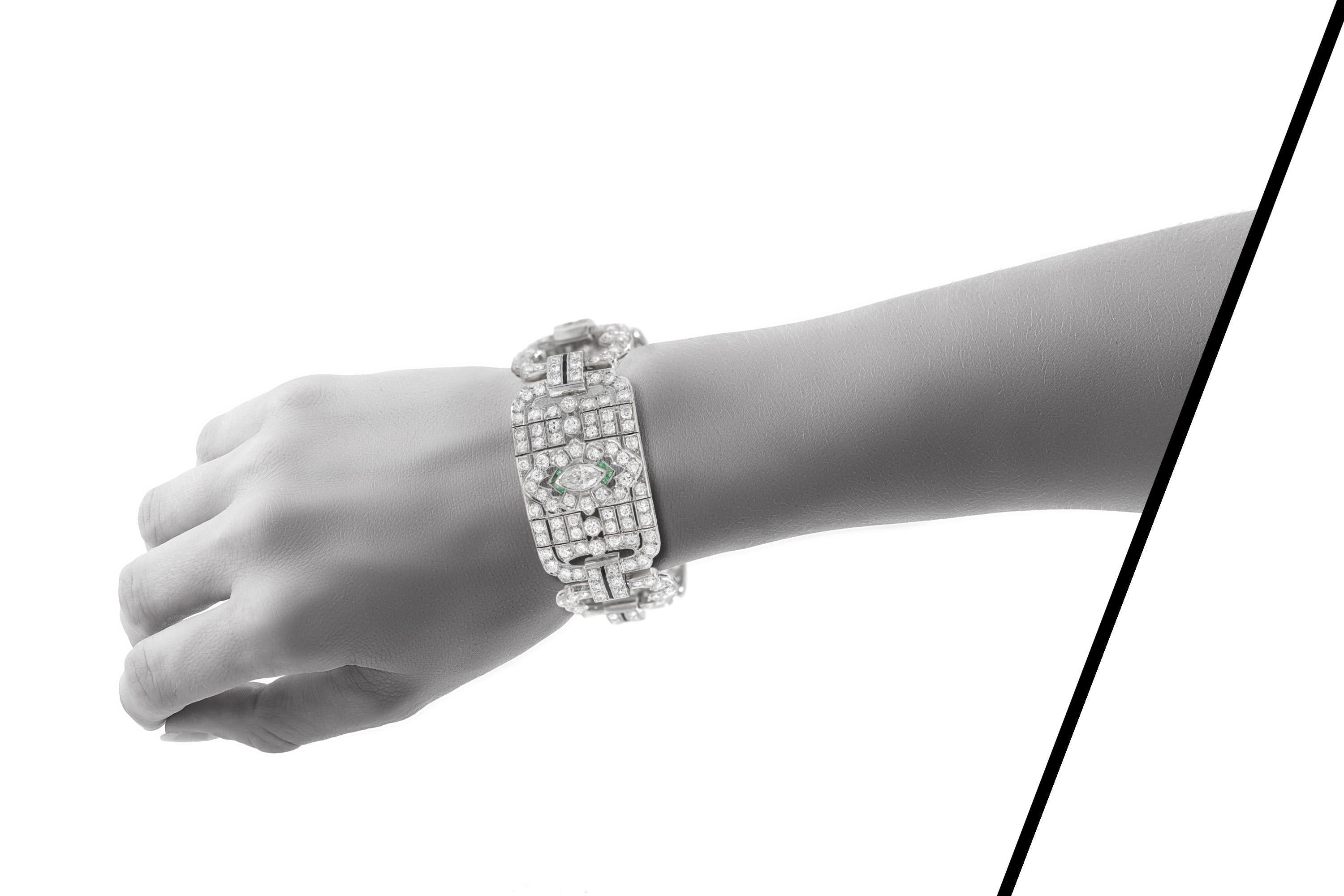 Antique Art Deco 1930s 22.00 Carat Diamond Wide Bracelet with Emerald and Onyx Bon état - En vente à New York, NY