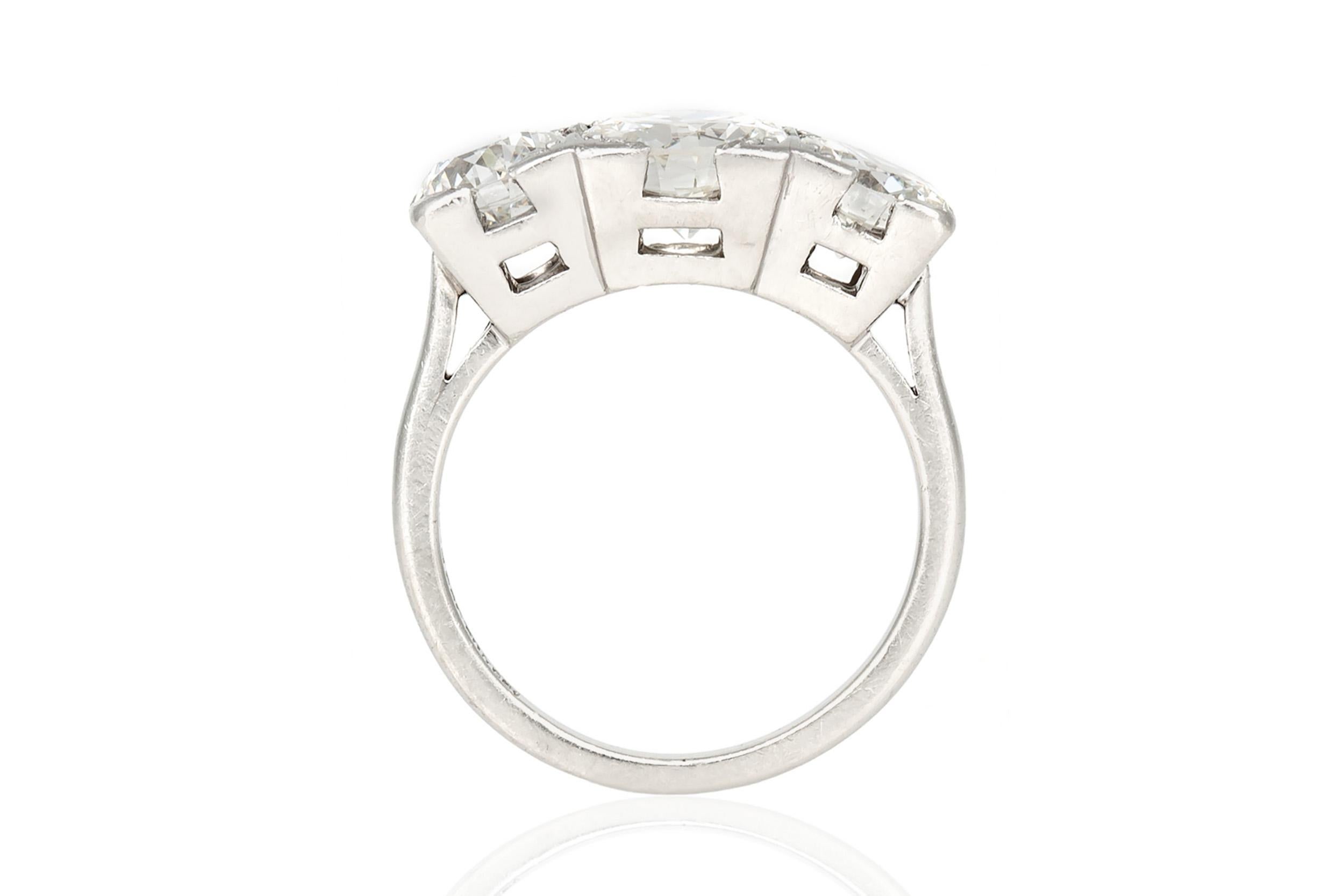 Antique Art Deco 1930s 2.40 Carat Three Stone Diamond Ring In Good Condition For Sale In New York, NY
