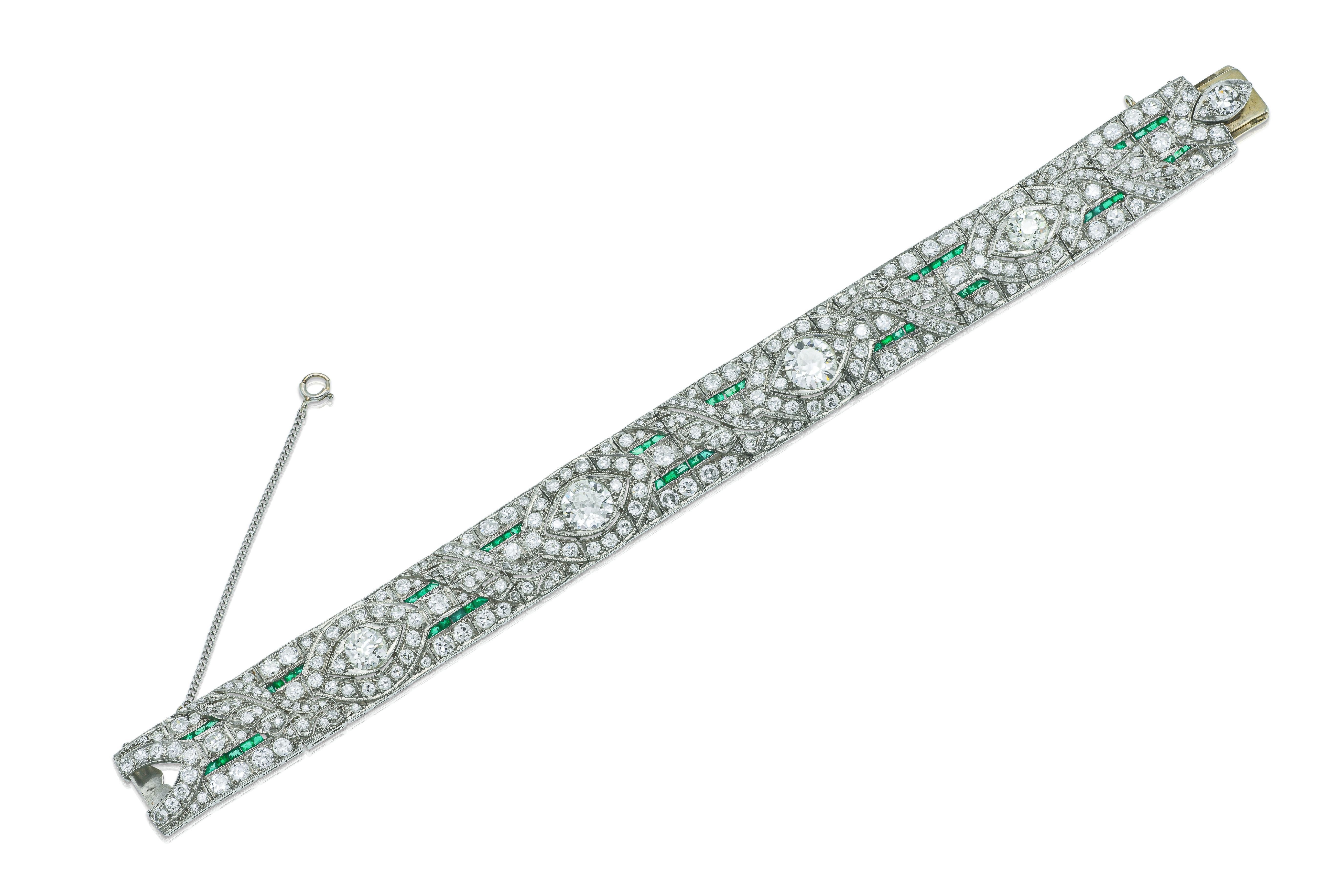 Finement réalisé en platine avec 2 grands diamants de taille ancienne pesant au total environ 4,00 carats, 2 diamants moyens de taille ancienne pesant au total environ 2,50, et de petits diamants de taille ancienne pesant au total environ 18,00