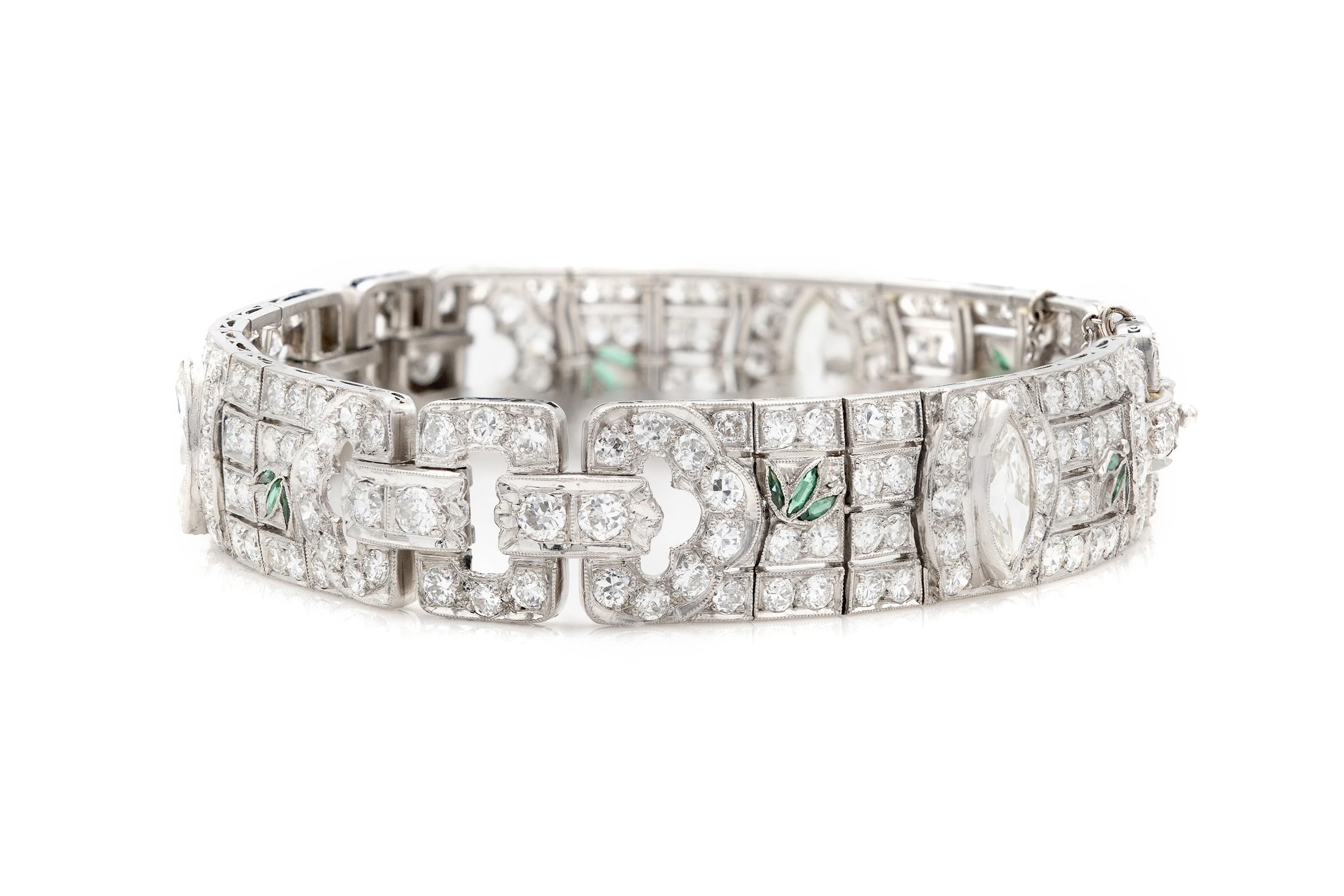 Finamente elaborada en platino con tres Diamantes de talla marquesa con un peso total aproximado de 2,30 quilates, y Diamantes de talla vieja europea con un peso total aproximado de 23,00 quilates. La pulsera lleva Esmeraldas talla marquesa