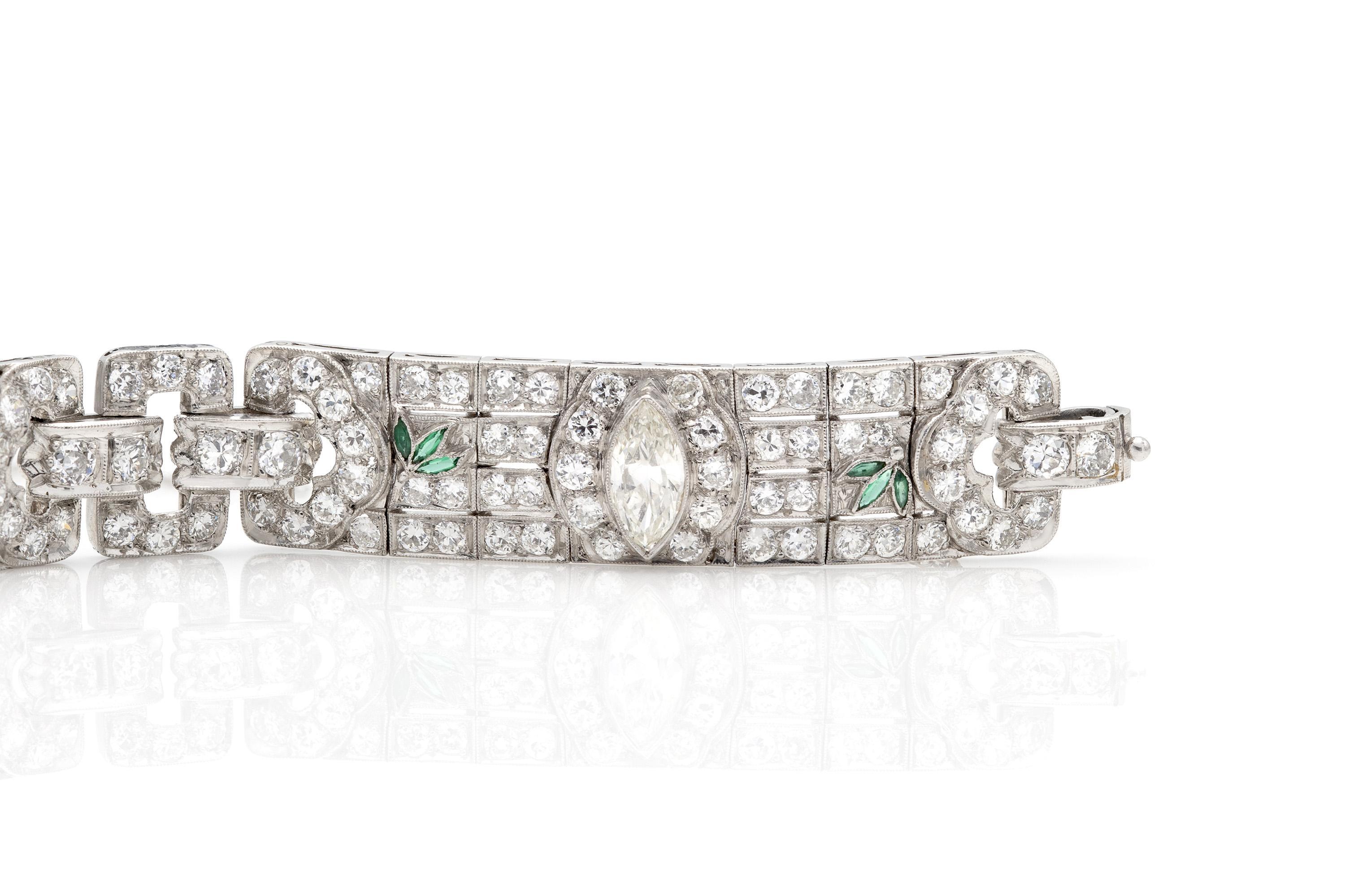 Antiguo Art Decó años 30 Pulsera de diamantes de 25,30 quilates con esmeraldas en Bueno estado para la venta en New York, NY