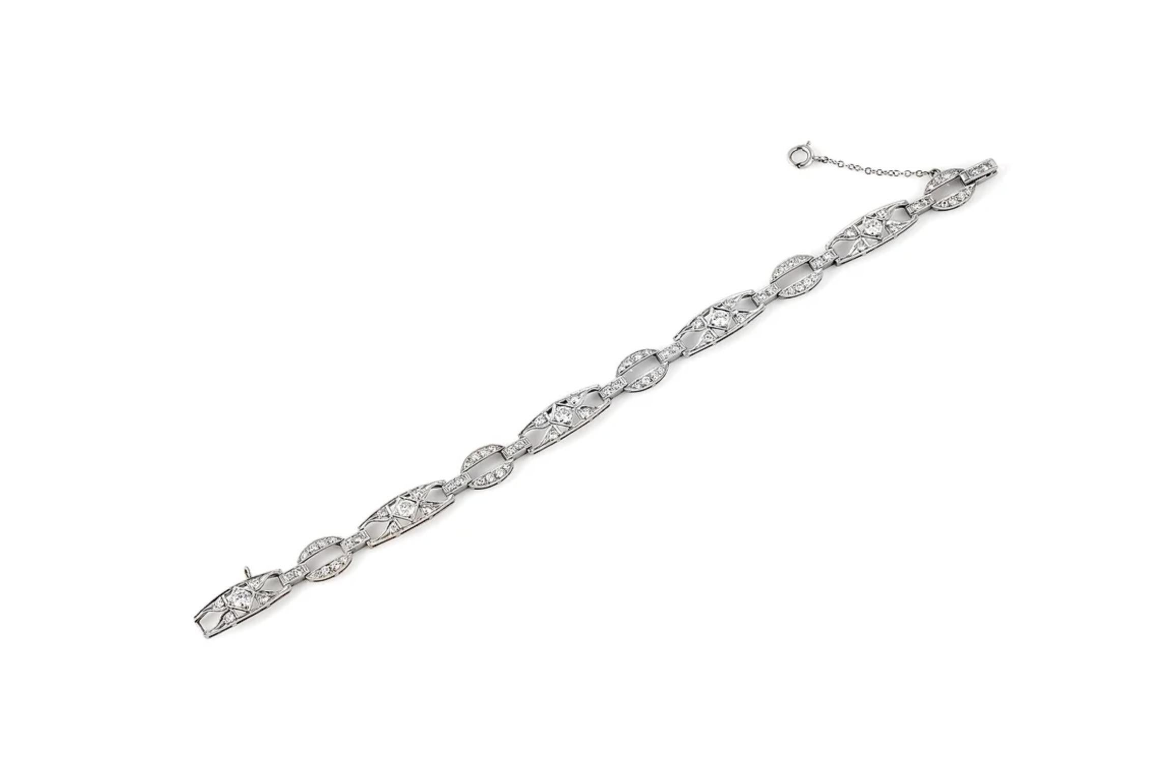 Finement réalisé en platine avec des diamants de taille européenne ancienne et des diamants à taille unique pesant environ 3.00 carats au total.
Circa 1930s
Taille 7 pouces