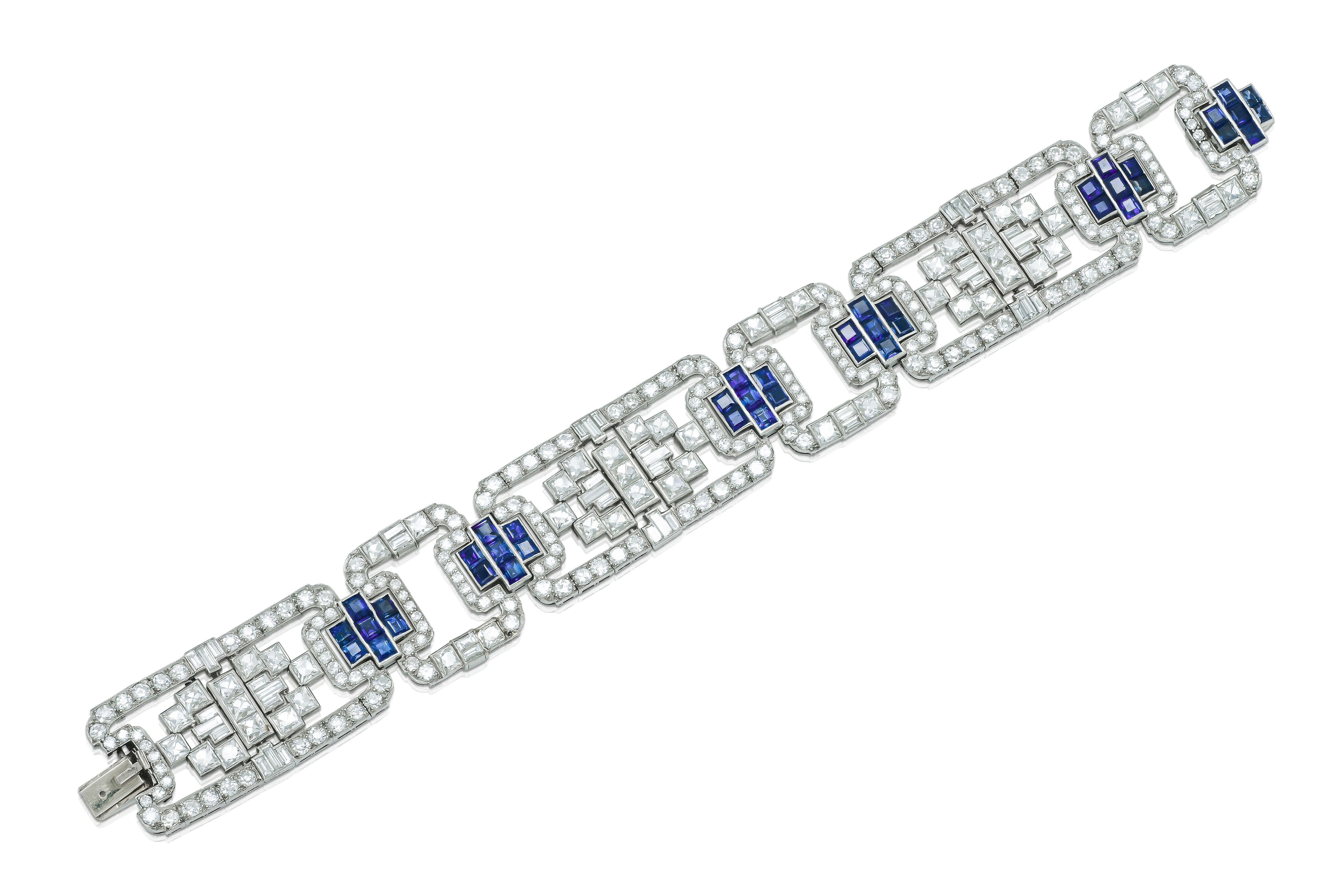 Finement réalisée en platine avec des diamants de taille française, vieille Europe et baguette pesant au total environ 30,00 carats, et des saphirs de taille carrée pesant au total environ 15,00 carats.
Circa 1930s
7 1/4 x 7/8 pouces