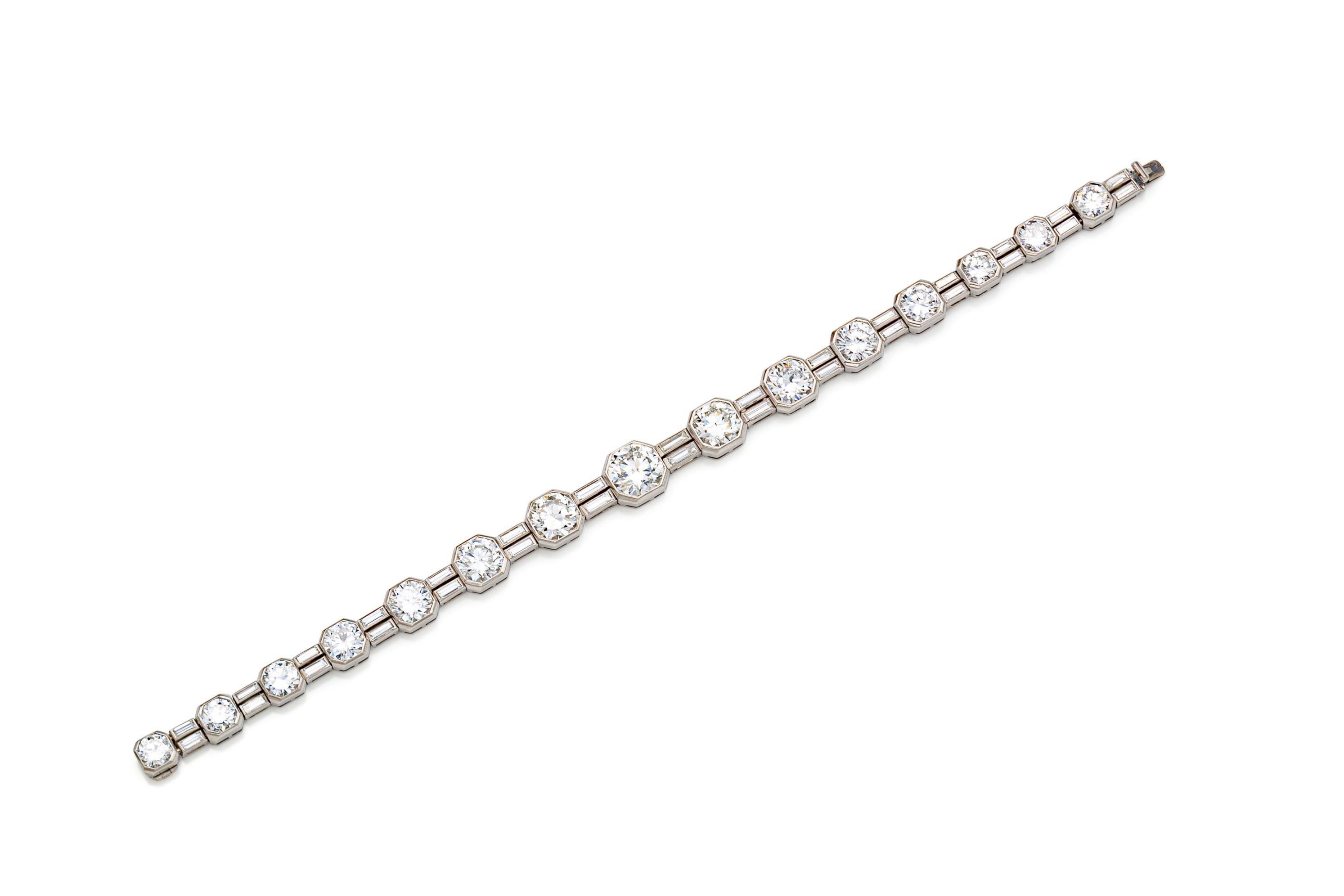 Finemente realizzato in platino con 15 diamanti graduati taglio Vecchio Europeo per un peso totale di circa 26,00 carati e diamanti taglio Baguette per un peso totale di circa 4,00 carati.
Circa anni '1930
Prodotto in Francia
Misura 7 7/8 pollici