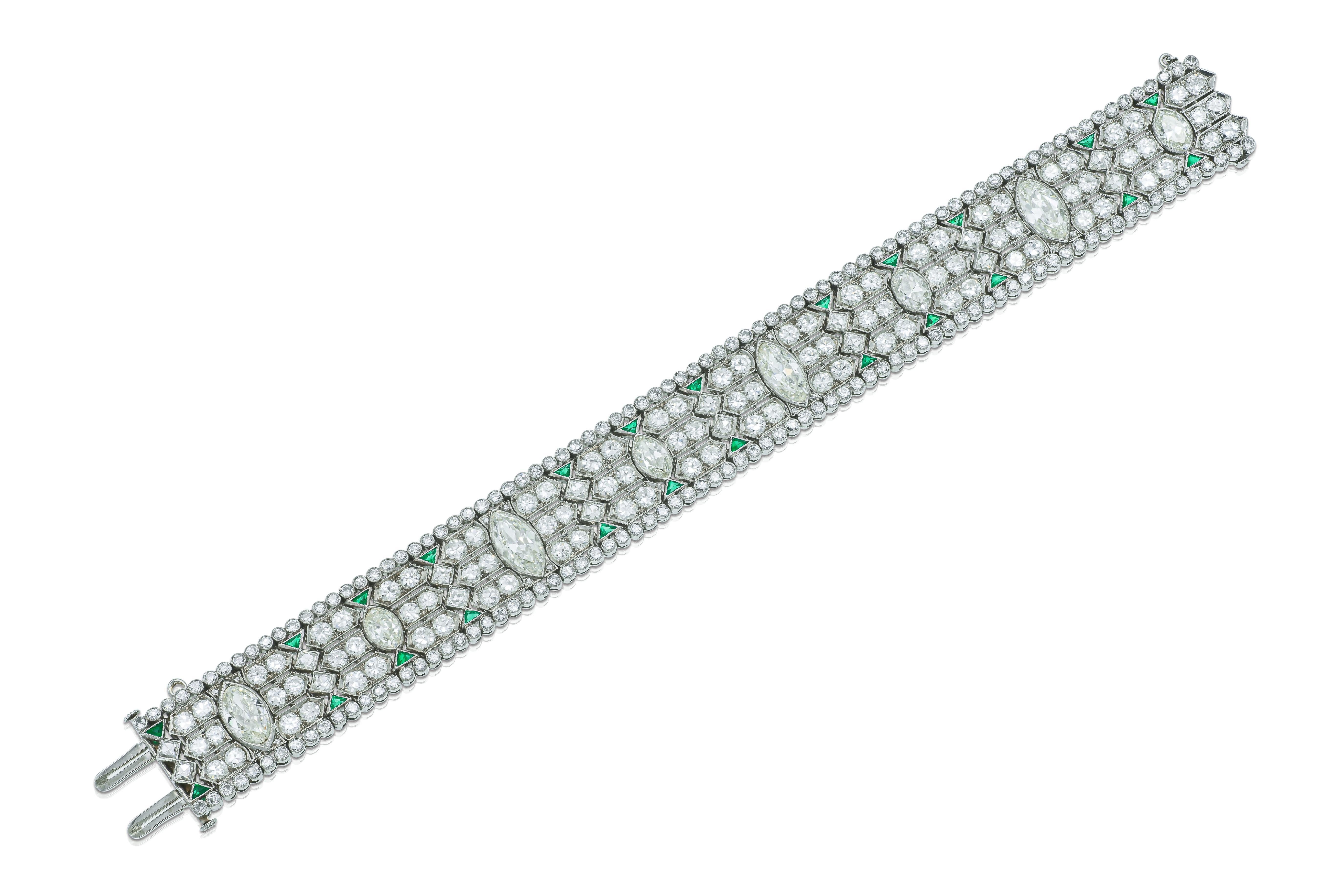 Finement réalisé en platine avec 4 grands diamants taille Marquise pesant environ 6,00 carats au total, 4 diamants taille Marquise moyenne pesant environ 3,00 carats au total, et de petits diamants taille Vieille Europe pesant environ 22,00