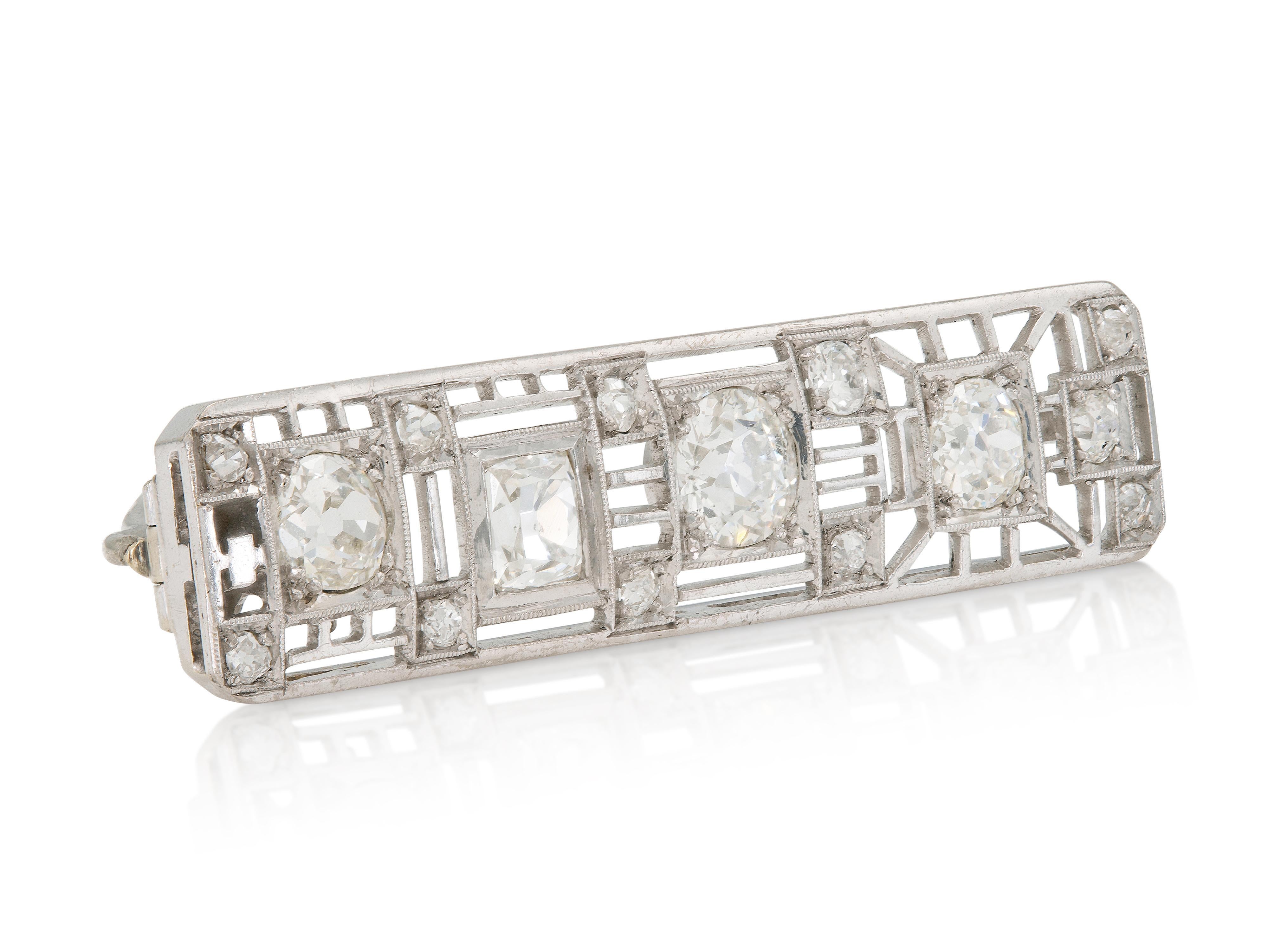 Finement réalisé en or blanc 18k avec un diamant de taille ancienne européenne pesant environ 1,00 carat, un diamant de taille française pesant environ 0,70 carat, 2 diamants de taille ancienne pesant environ 1,50 carat au total, et 11 petits