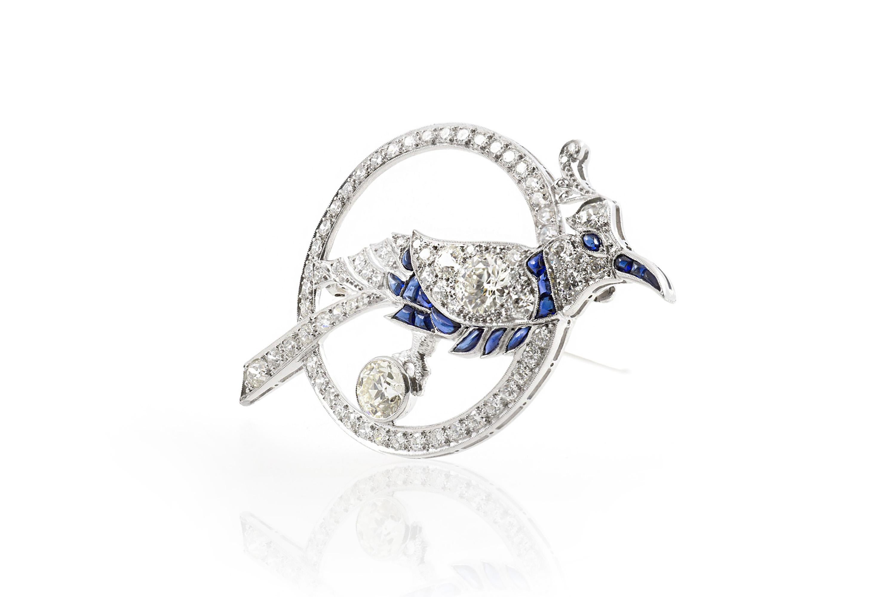Finement réalisé en platine avec deux grands diamants de taille ancienne européenne, l'un pesant 1,05 carat et l'autre 0,95 carat. La broche est ornée de petits diamants de taille européenne pesant environ 2,00 carats au total et de saphirs.
Circa