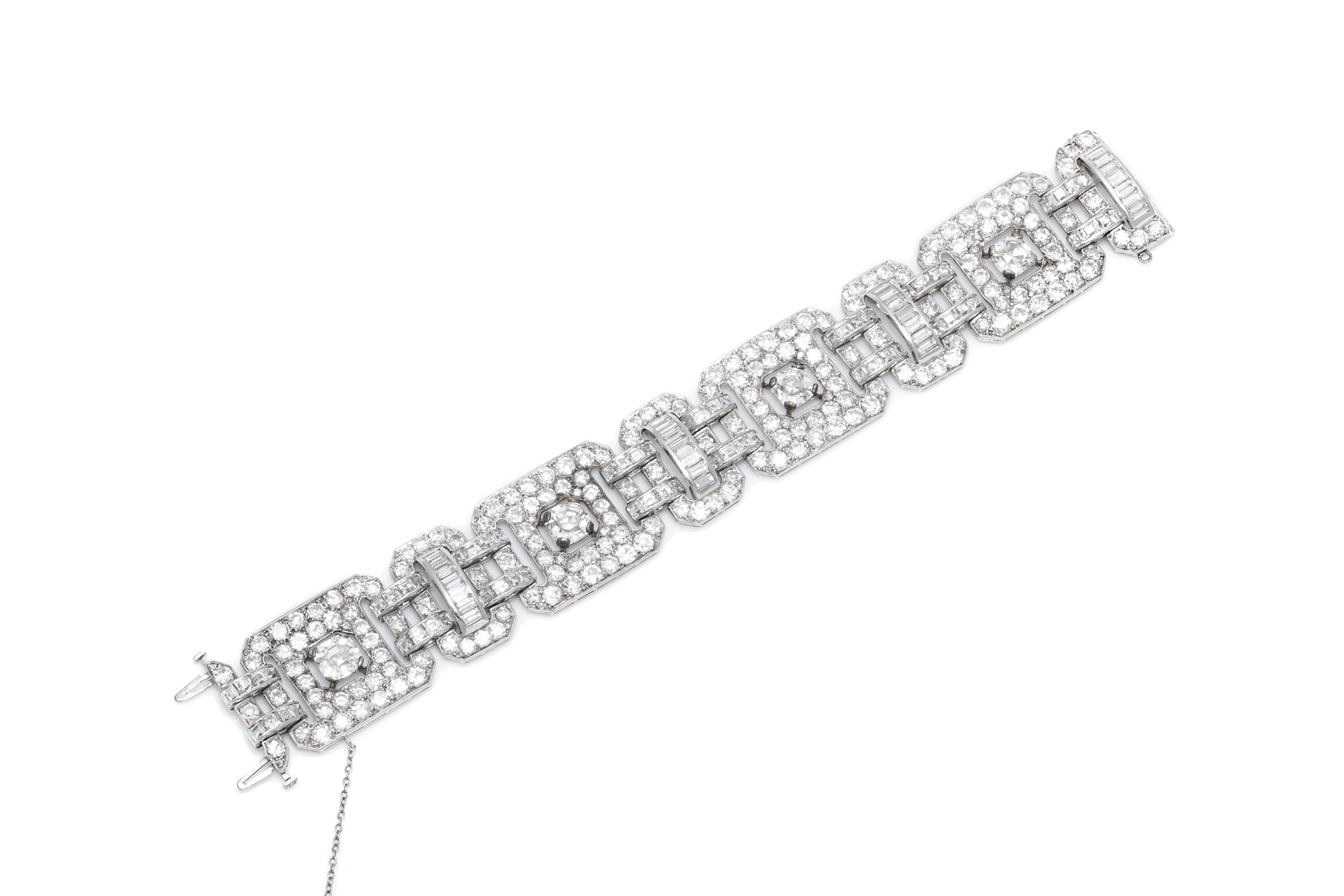Finemente realizzato in platino con quattro diamanti centrali taglio Asscher certificati GIA per un peso totale di 6,65 carati e diamanti taglio Old European e Baguette per un peso totale di circa 35,00 carati. 
I quattro diamanti taglio Asscher