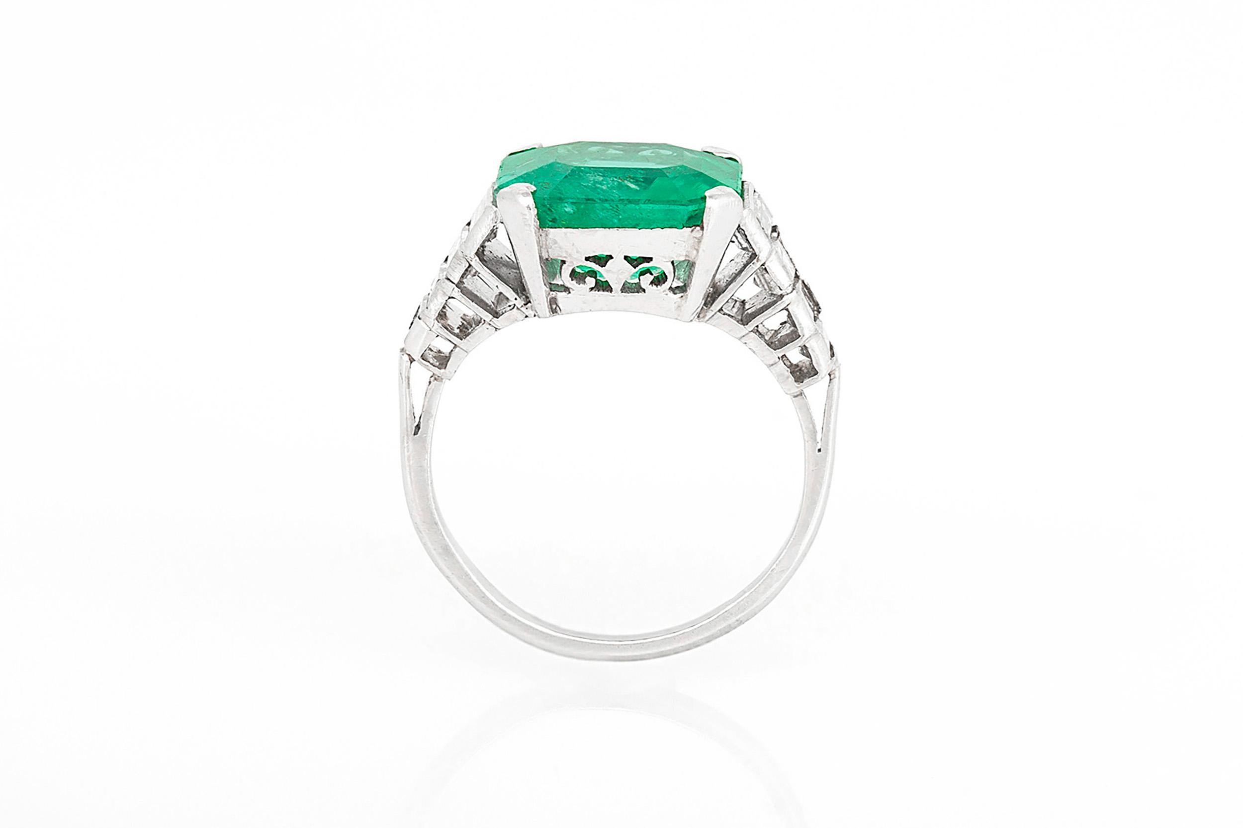 Antique Art Deco 1930s 5.00 Carat Emerald Ring with Diamonds In Good Condition For Sale In New York, NY