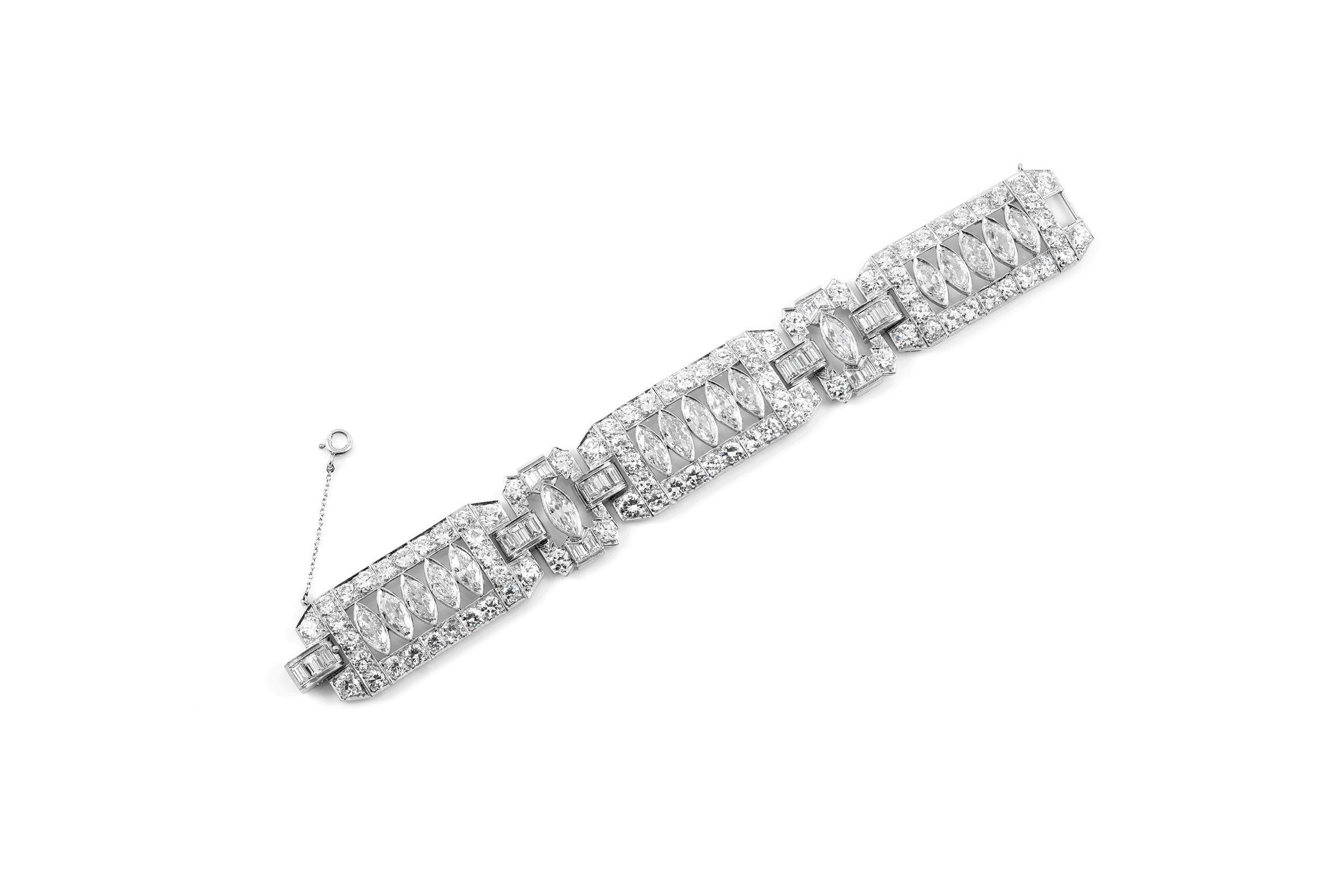 Finement réalisé en platine avec 17 diamants de taille Marquise pesant environ 18,00 carats au total, des diamants de taille Old European pesant environ 30,00 carats au total, et des diamants de taille Baguette pesant environ 4,00 carats au